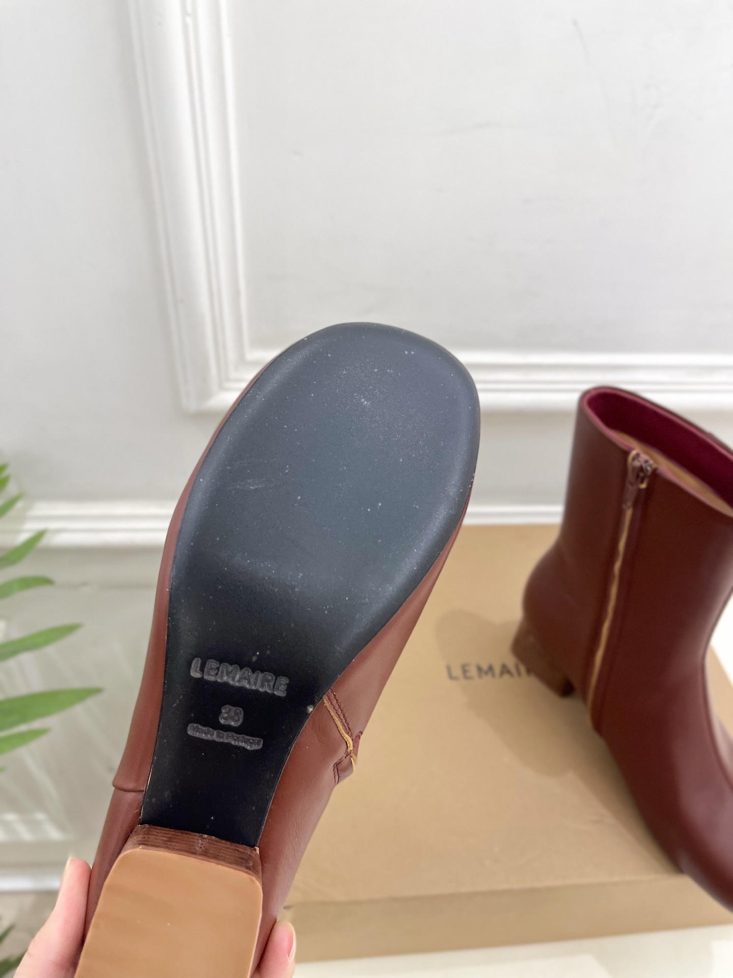 LEMAIRE 2025秋冬新品 经典复古侧拉链粗跟短靴—————————作为这两年最受欢迎的设计师牌,