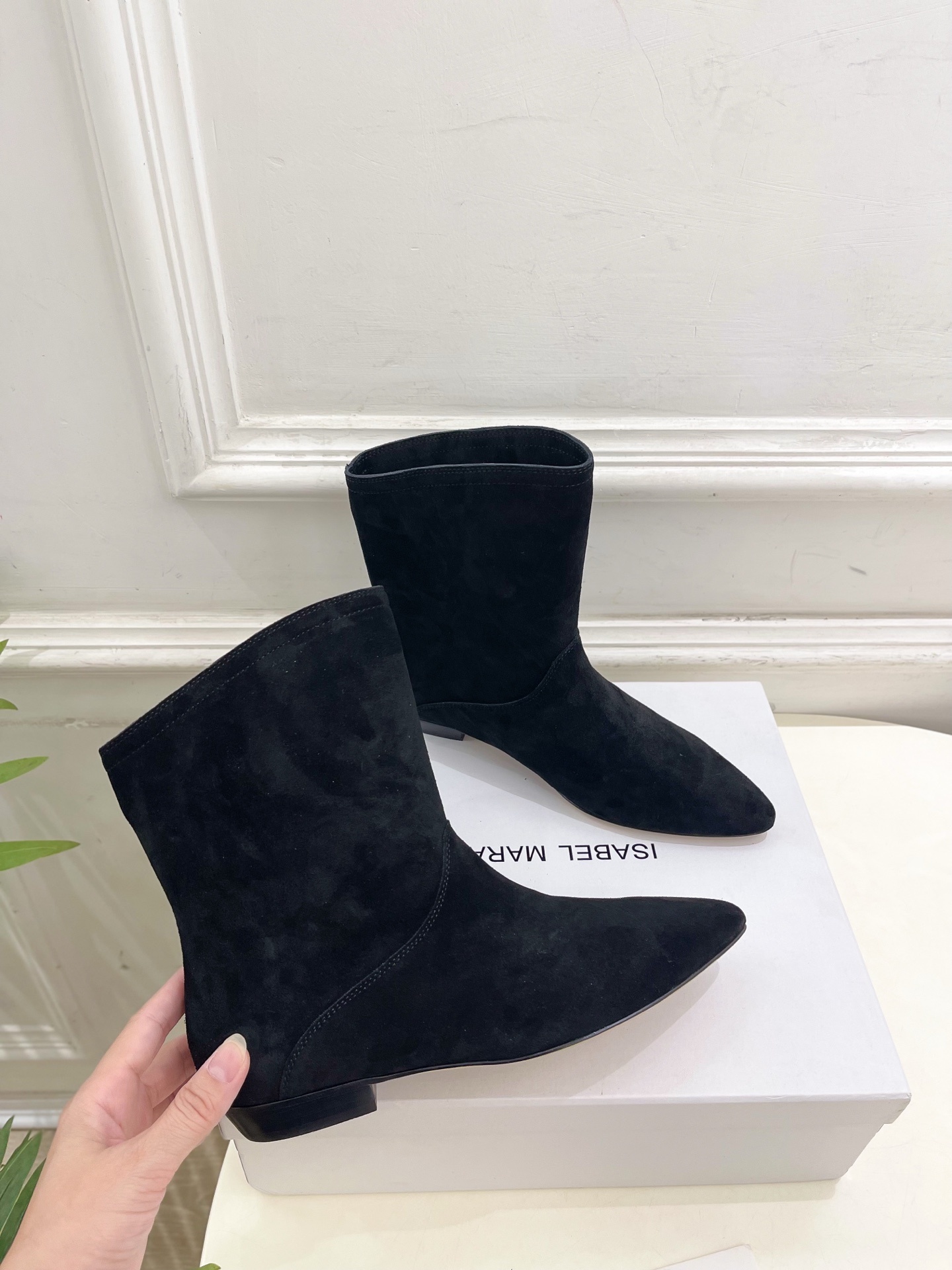 ISABEL MARANT | 伊莎贝尔 25𝐬𝐬2025秋冬新品 经典极简风复古尖头短靴! —————