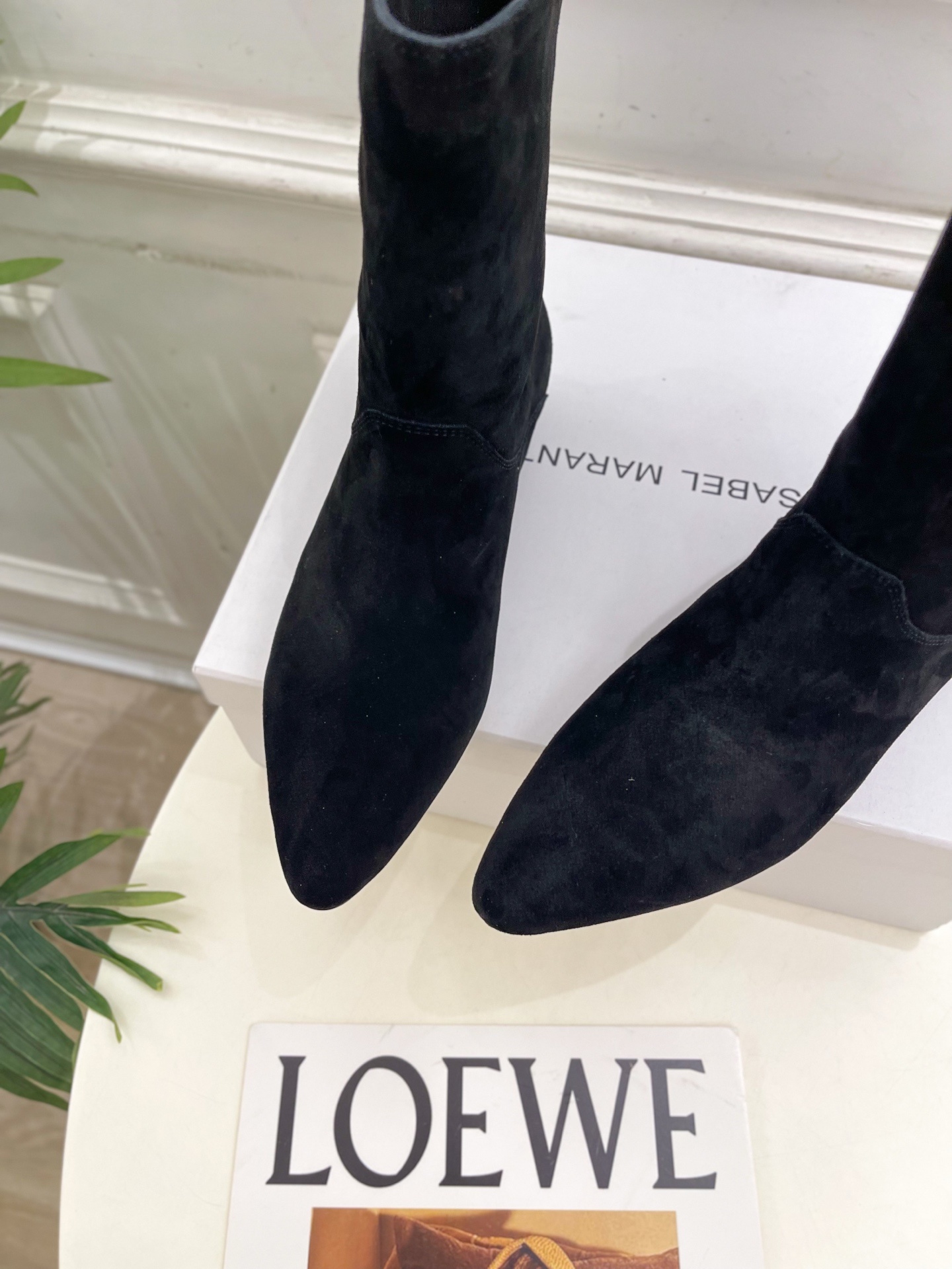 ISABEL MARANT | 伊莎贝尔 25𝐬𝐬2025秋冬新品 经典极简风复古尖头短靴! —————