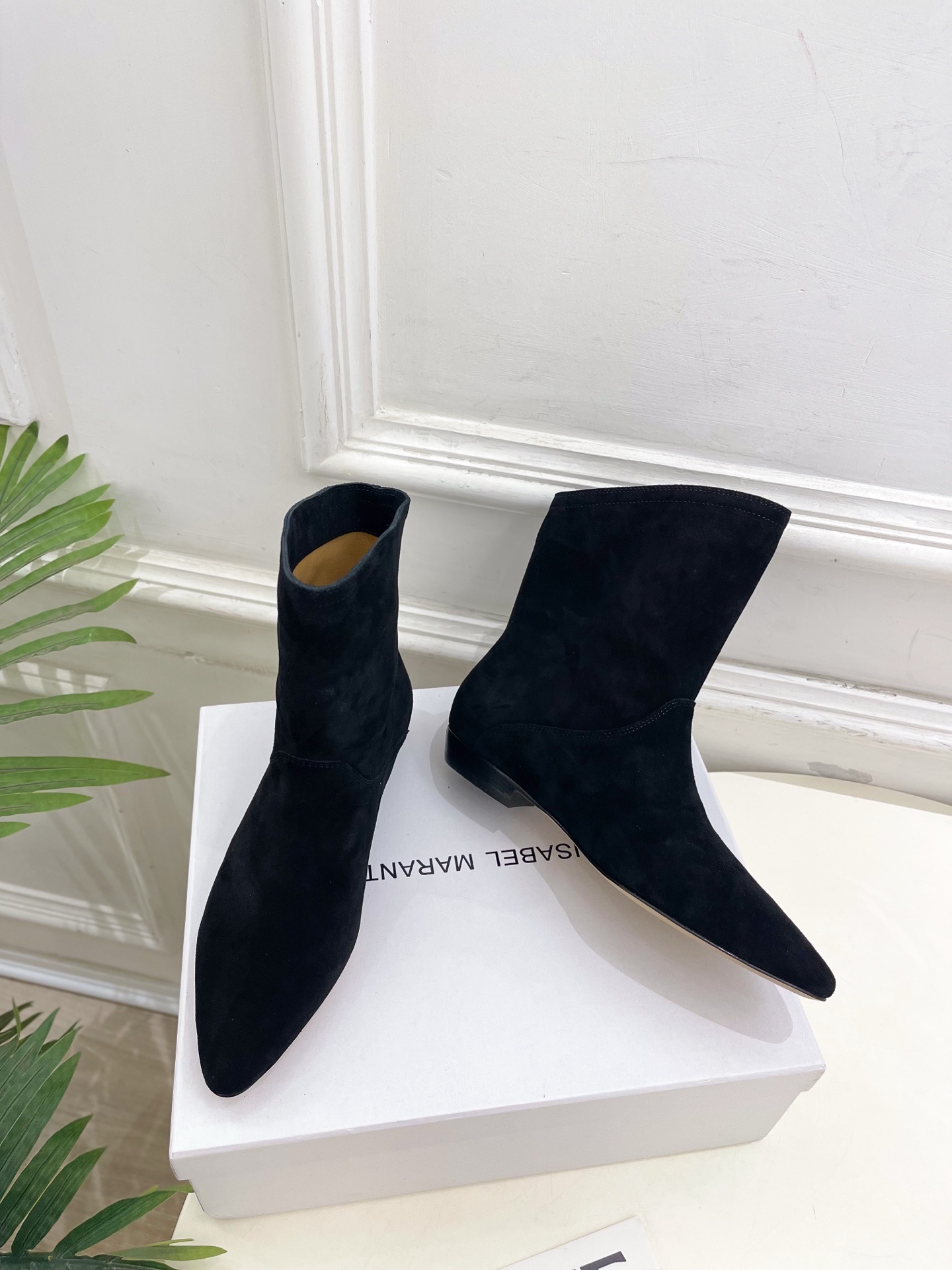 ISABEL MARANT | 伊莎贝尔 25𝐬𝐬2025秋冬新品 经典极简风复古尖头短靴! —————