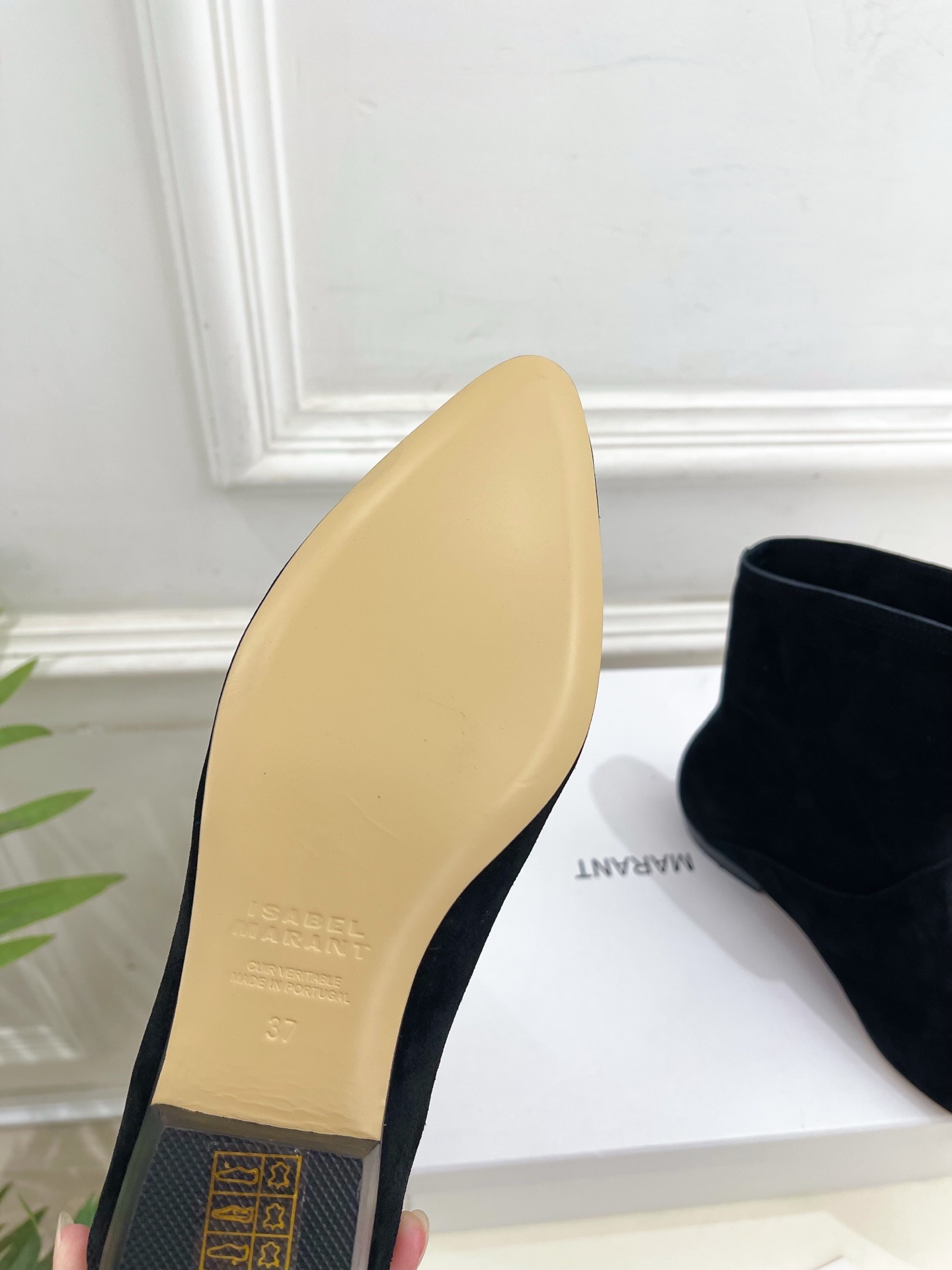 ISABEL MARANT | 伊莎贝尔 25𝐬𝐬2025秋冬新品 经典极简风复古尖头短靴! —————