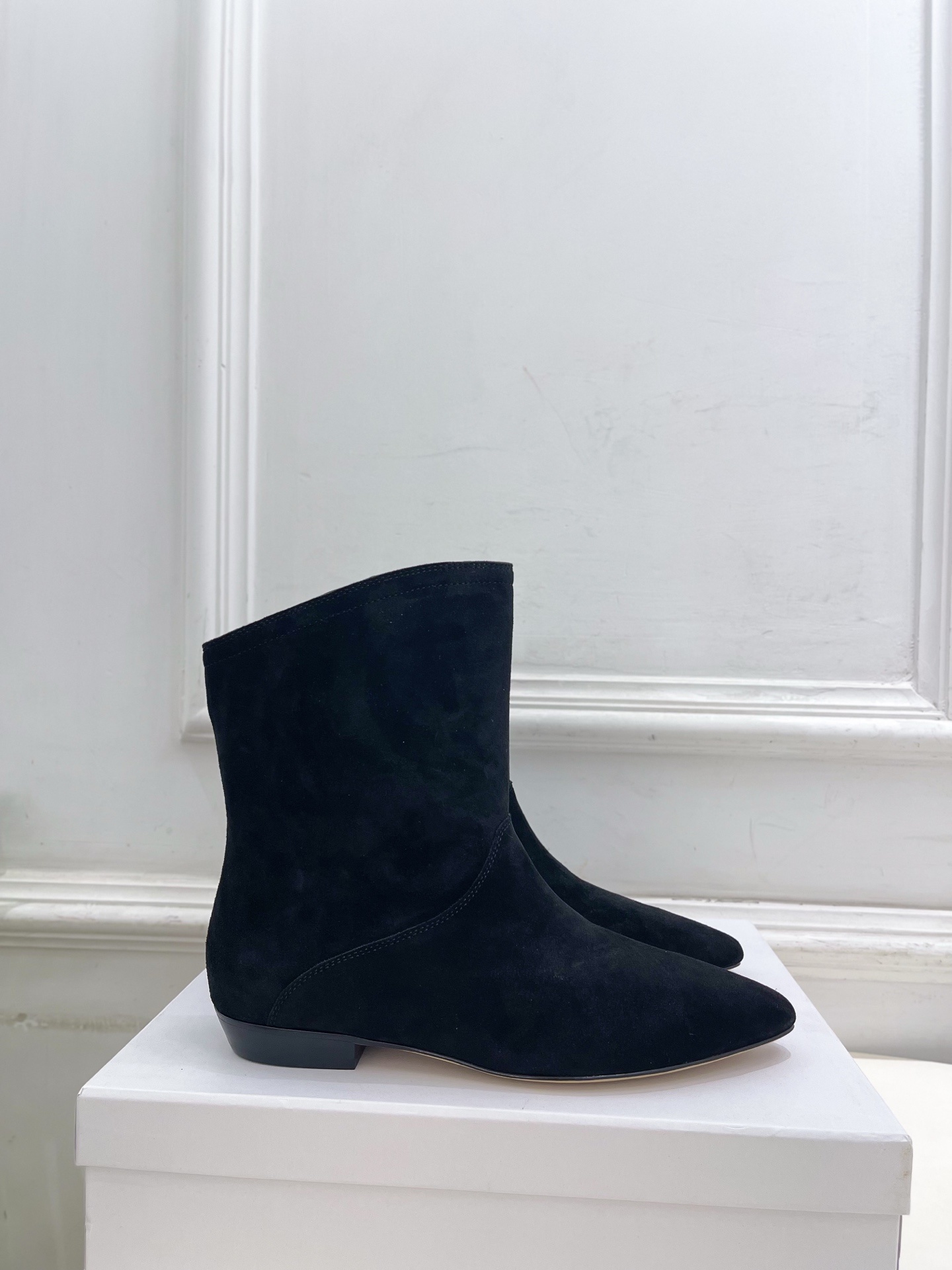 ISABEL MARANT | 伊莎贝尔 25𝐬𝐬2025秋冬新品 经典极简风复古尖头短靴! —————