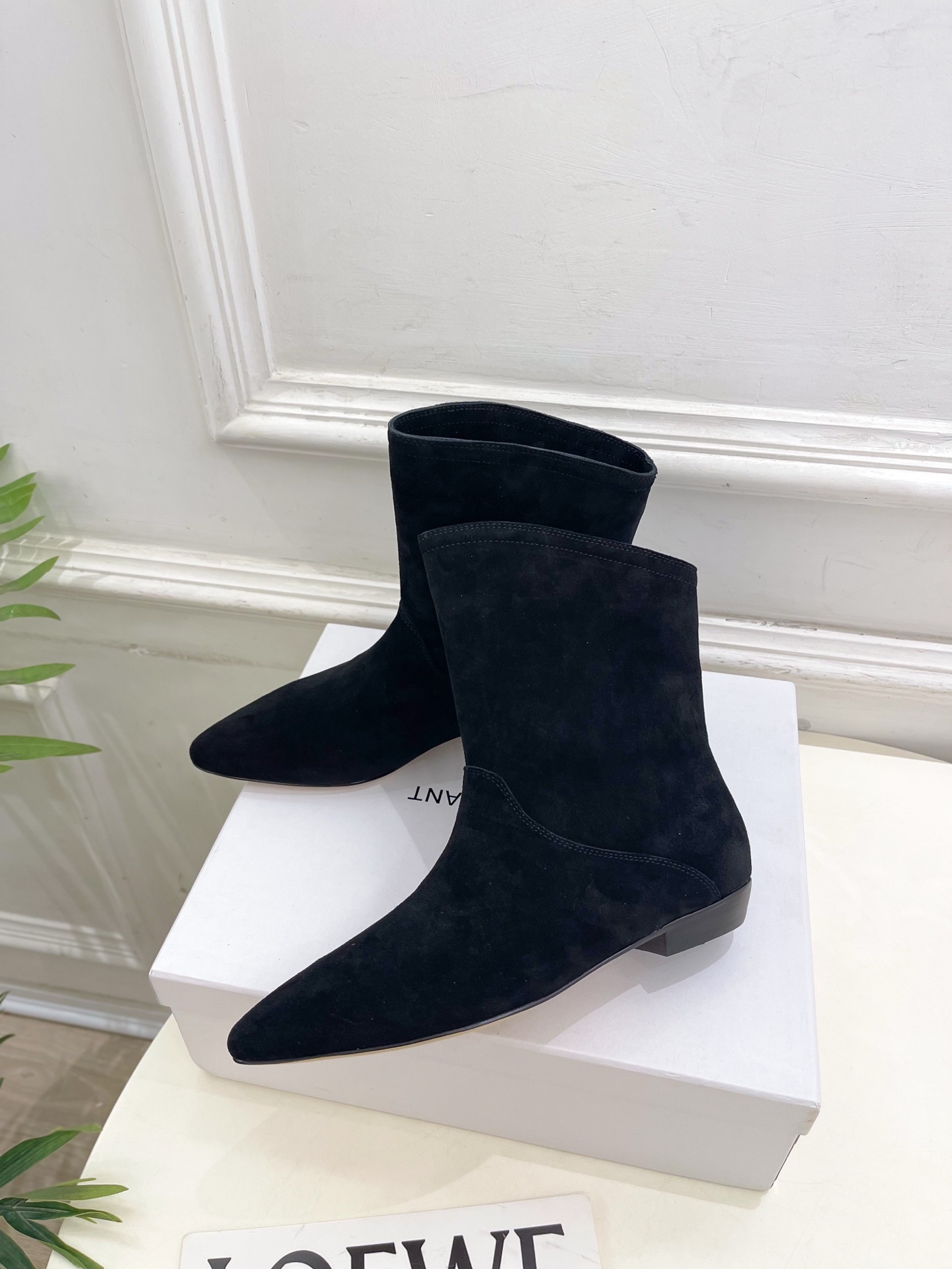 ISABEL MARANT | 伊莎贝尔 25𝐬𝐬2025秋冬新品 经典极简风复古尖头短靴! —————