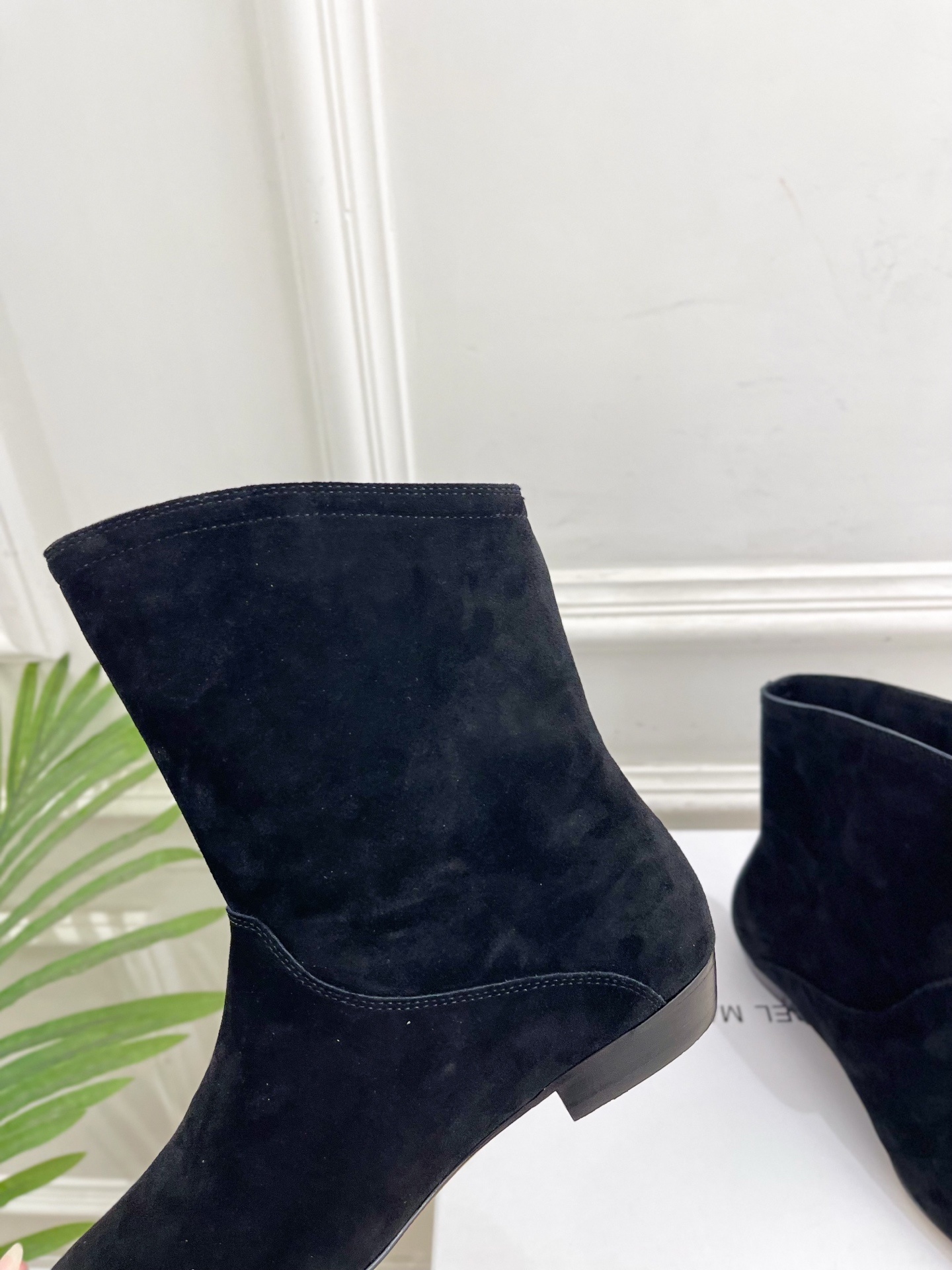 ISABEL MARANT | 伊莎贝尔 25𝐬𝐬2025秋冬新品 经典极简风复古尖头短靴! —————