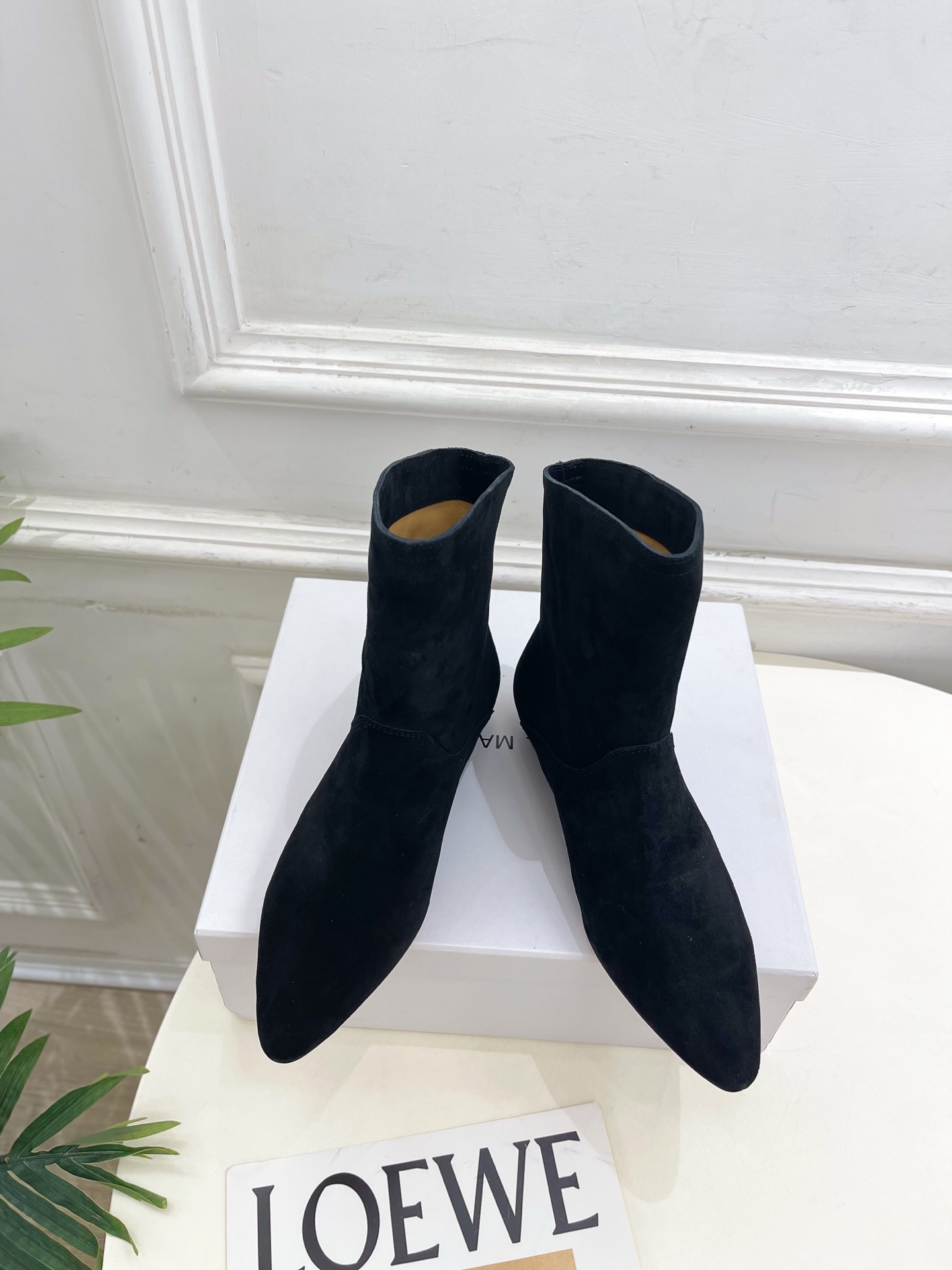ISABEL MARANT | 伊莎贝尔 25𝐬𝐬2025秋冬新品 经典极简风复古尖头短靴! —————