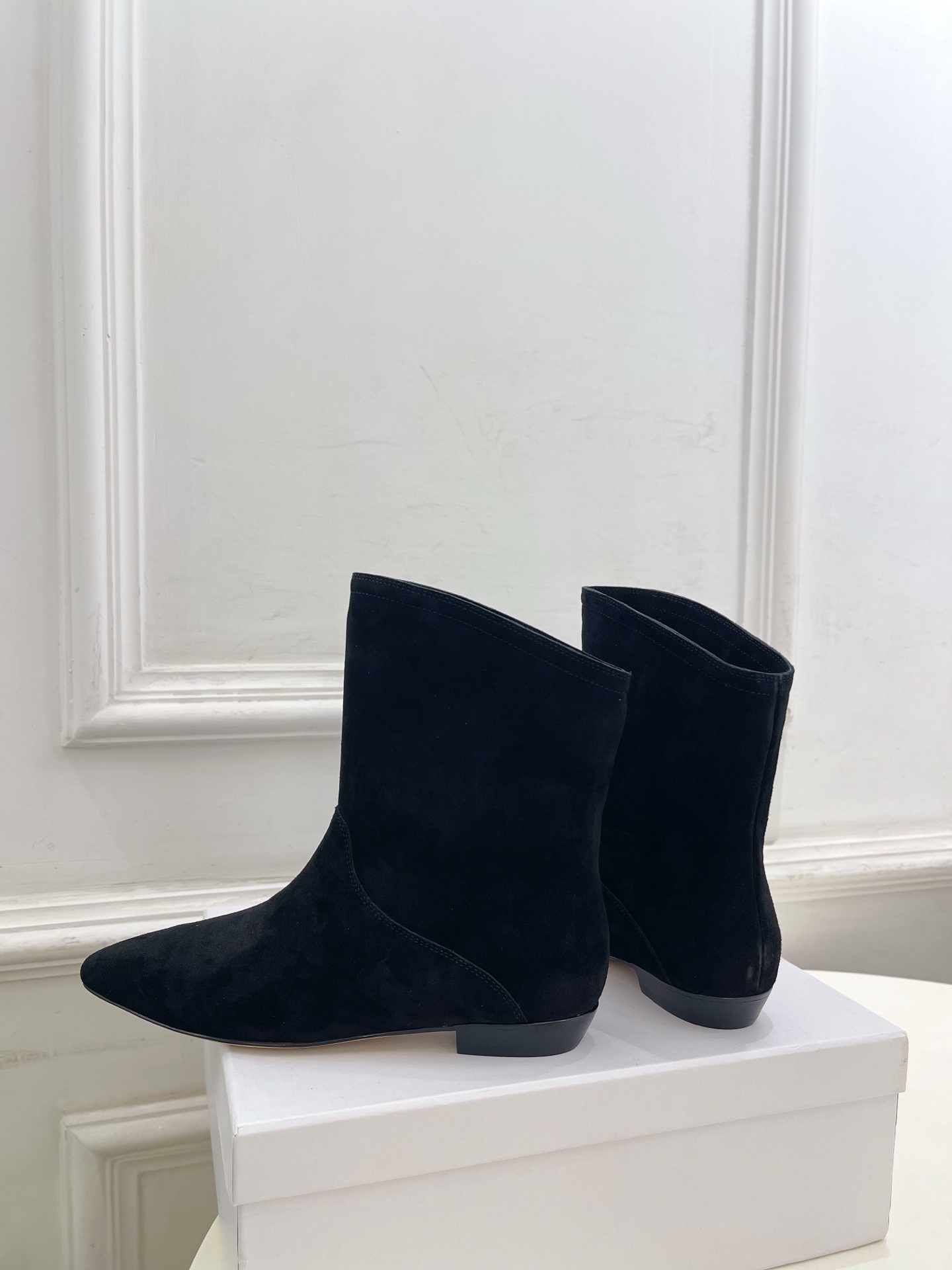 ISABEL MARANT | 伊莎贝尔 25𝐬𝐬2025秋冬新品 经典极简风复古尖头短靴! —————