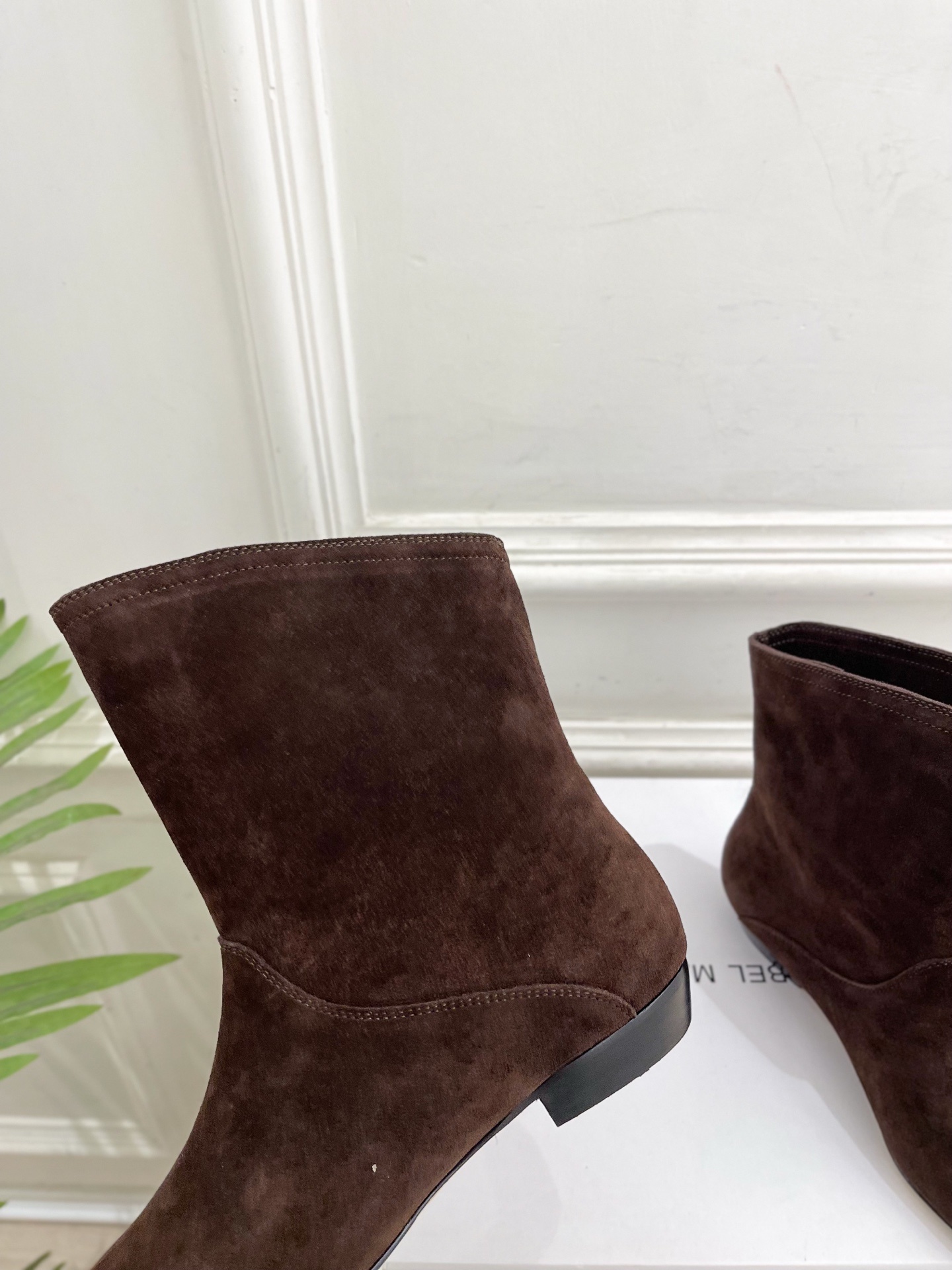 ISABEL MARANT | 伊莎贝尔 25𝐬𝐬2025秋冬新品 经典极简风复古尖头短靴! —————