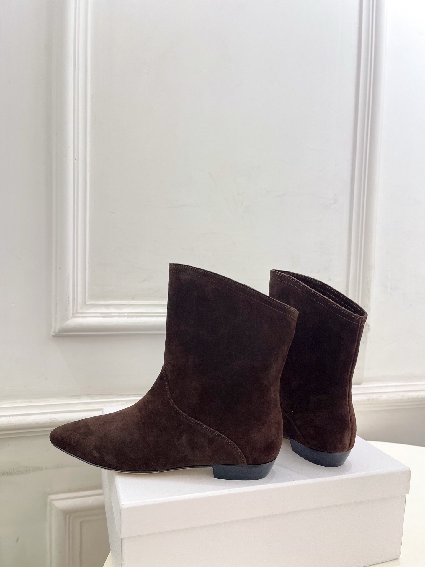 ISABEL MARANT | 伊莎贝尔 25𝐬𝐬2025秋冬新品 经典极简风复古尖头短靴! —————
