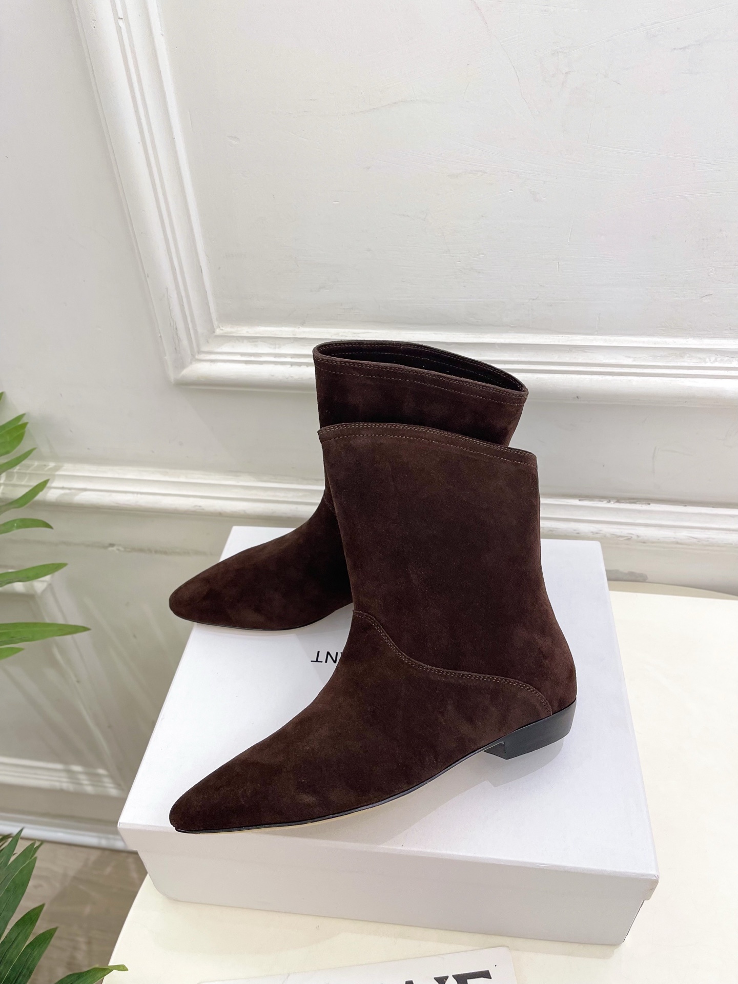 ISABEL MARANT | 伊莎贝尔 25𝐬𝐬2025秋冬新品 经典极简风复古尖头短靴! —————