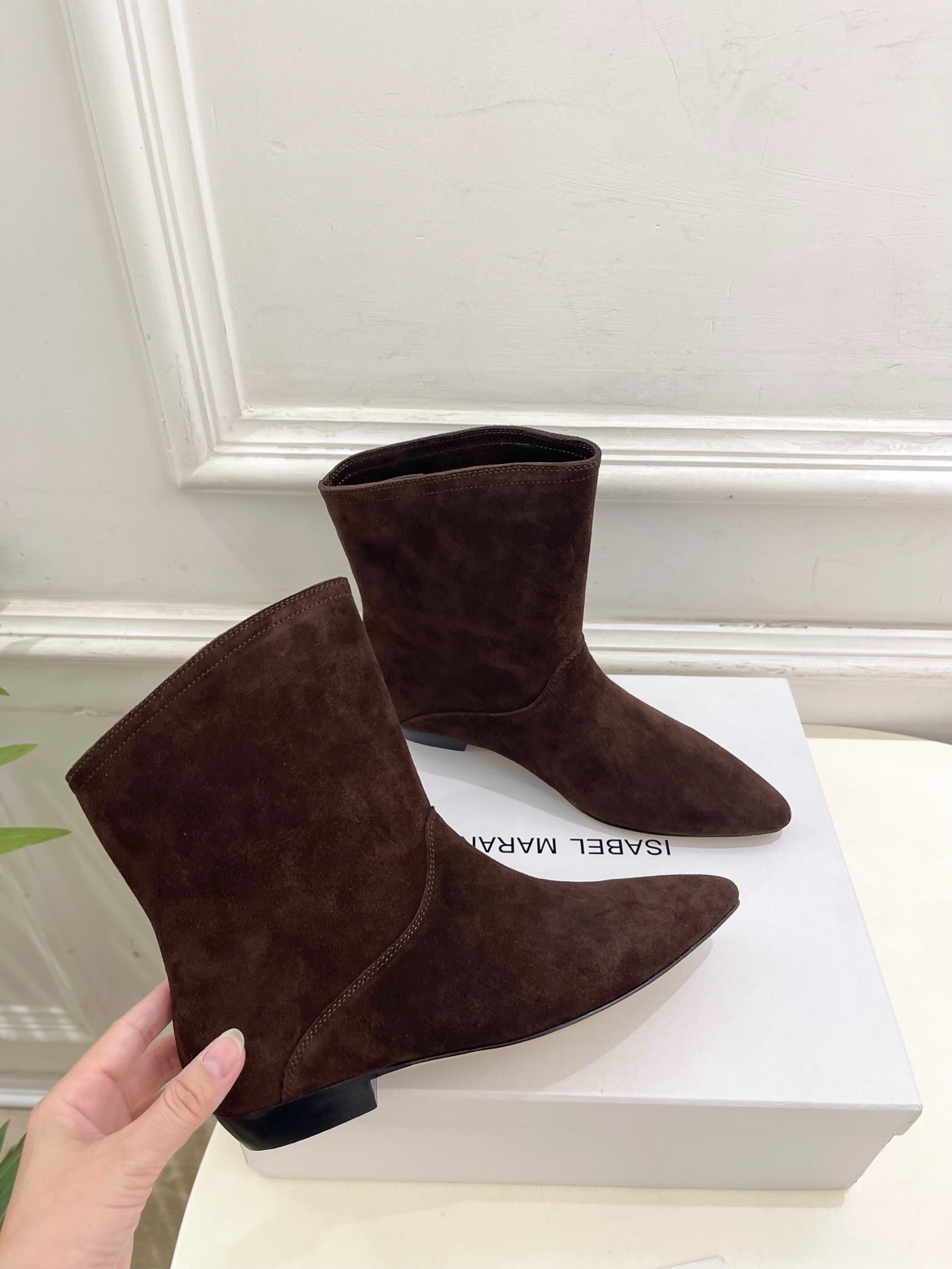 ISABEL MARANT | 伊莎贝尔 25𝐬𝐬2025秋冬新品 经典极简风复古尖头短靴! —————