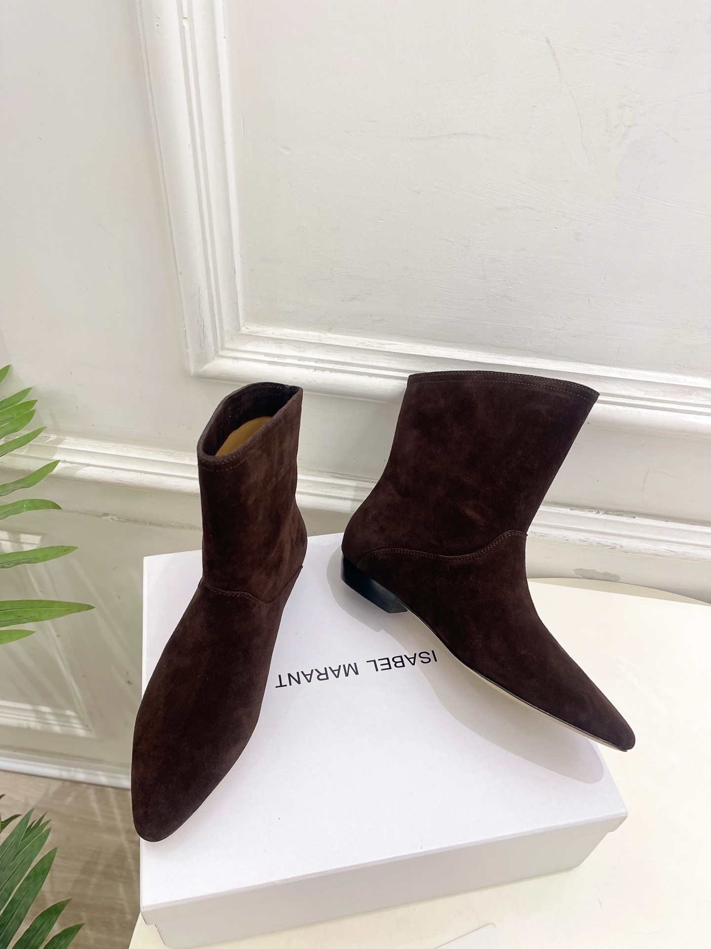 ISABEL MARANT | 伊莎贝尔 25𝐬𝐬2025秋冬新品 经典极简风复古尖头短靴! —————