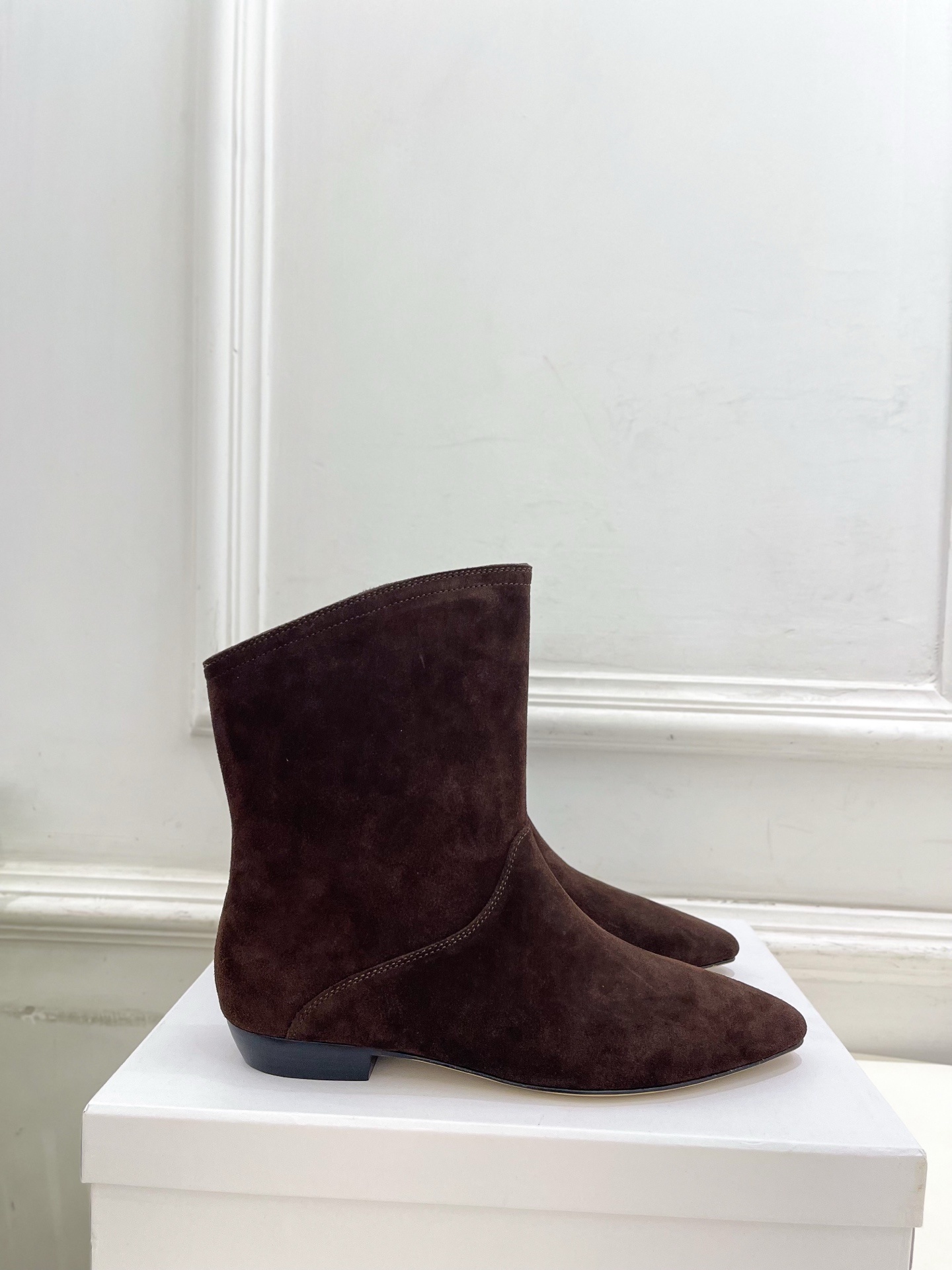 ISABEL MARANT | 伊莎贝尔 25𝐬𝐬2025秋冬新品 经典极简风复古尖头短靴! —————