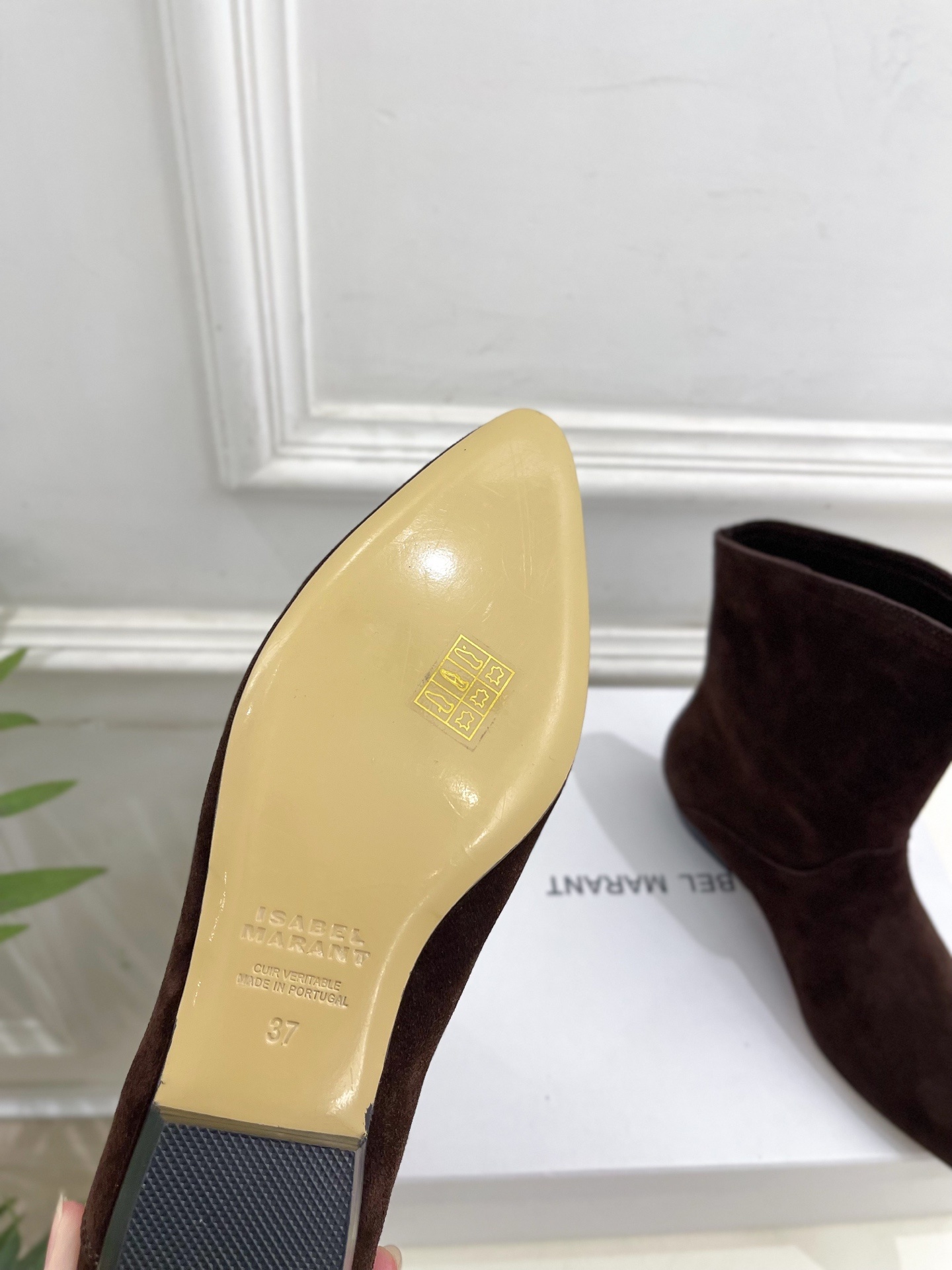 ISABEL MARANT | 伊莎贝尔 25𝐬𝐬2025秋冬新品 经典极简风复古尖头短靴! —————