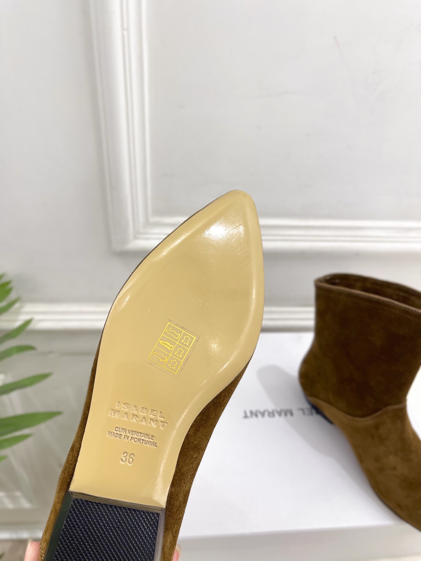 ISABEL MARANT | 伊莎贝尔 25𝐬𝐬2025秋冬新品 经典极简风复古尖头短靴! —————