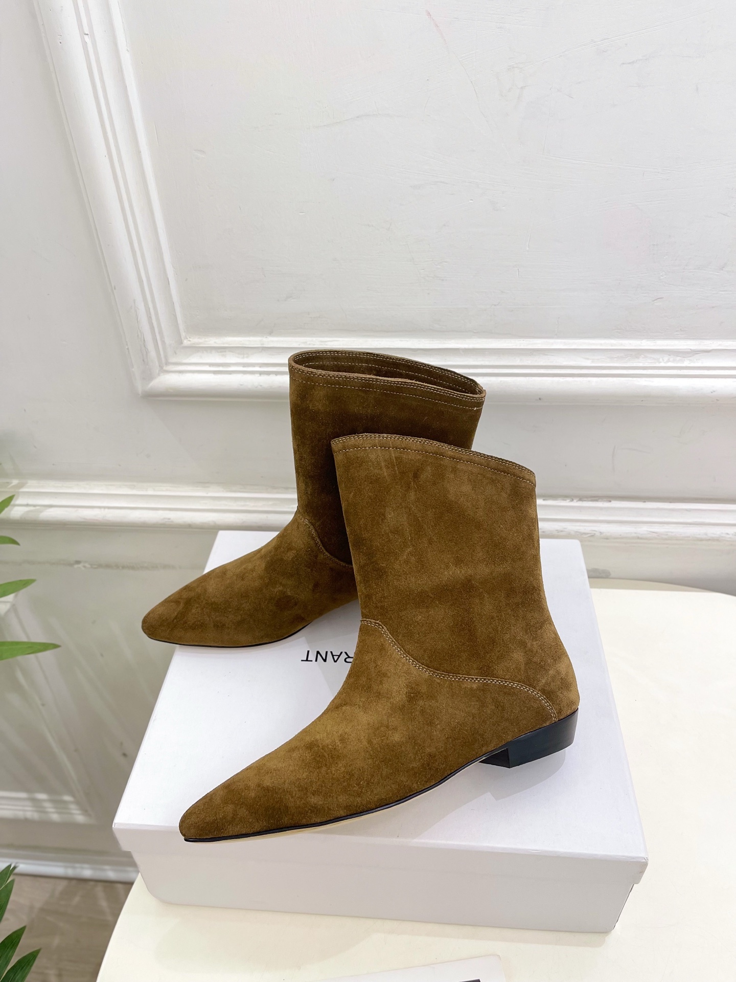ISABEL MARANT | 伊莎贝尔 25𝐬𝐬2025秋冬新品 经典极简风复古尖头短靴! —————