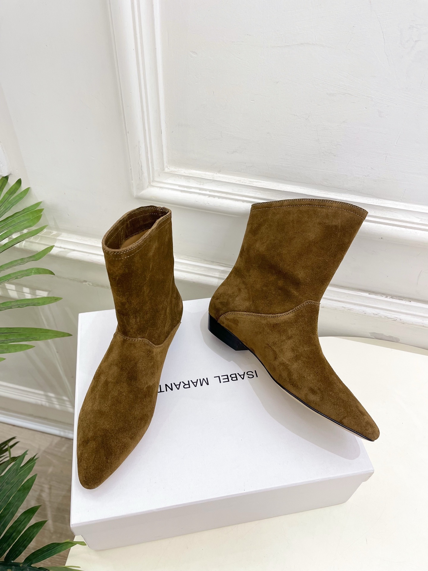 ISABEL MARANT | 伊莎贝尔 25𝐬𝐬2025秋冬新品 经典极简风复古尖头短靴! —————