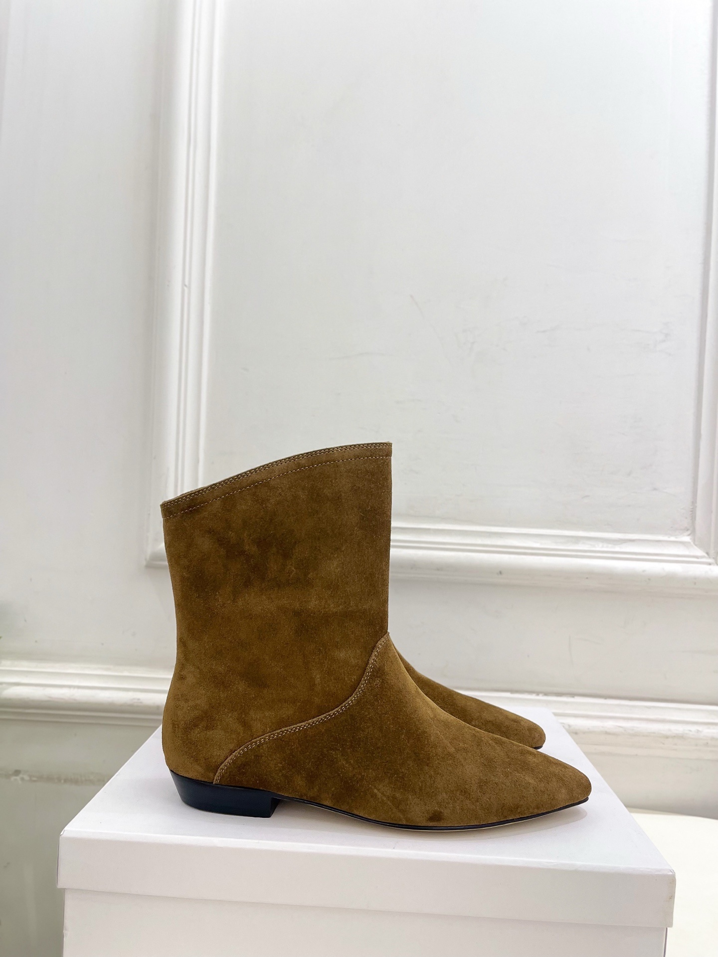 ISABEL MARANT | 伊莎贝尔 25𝐬𝐬2025秋冬新品 经典极简风复古尖头短靴! —————