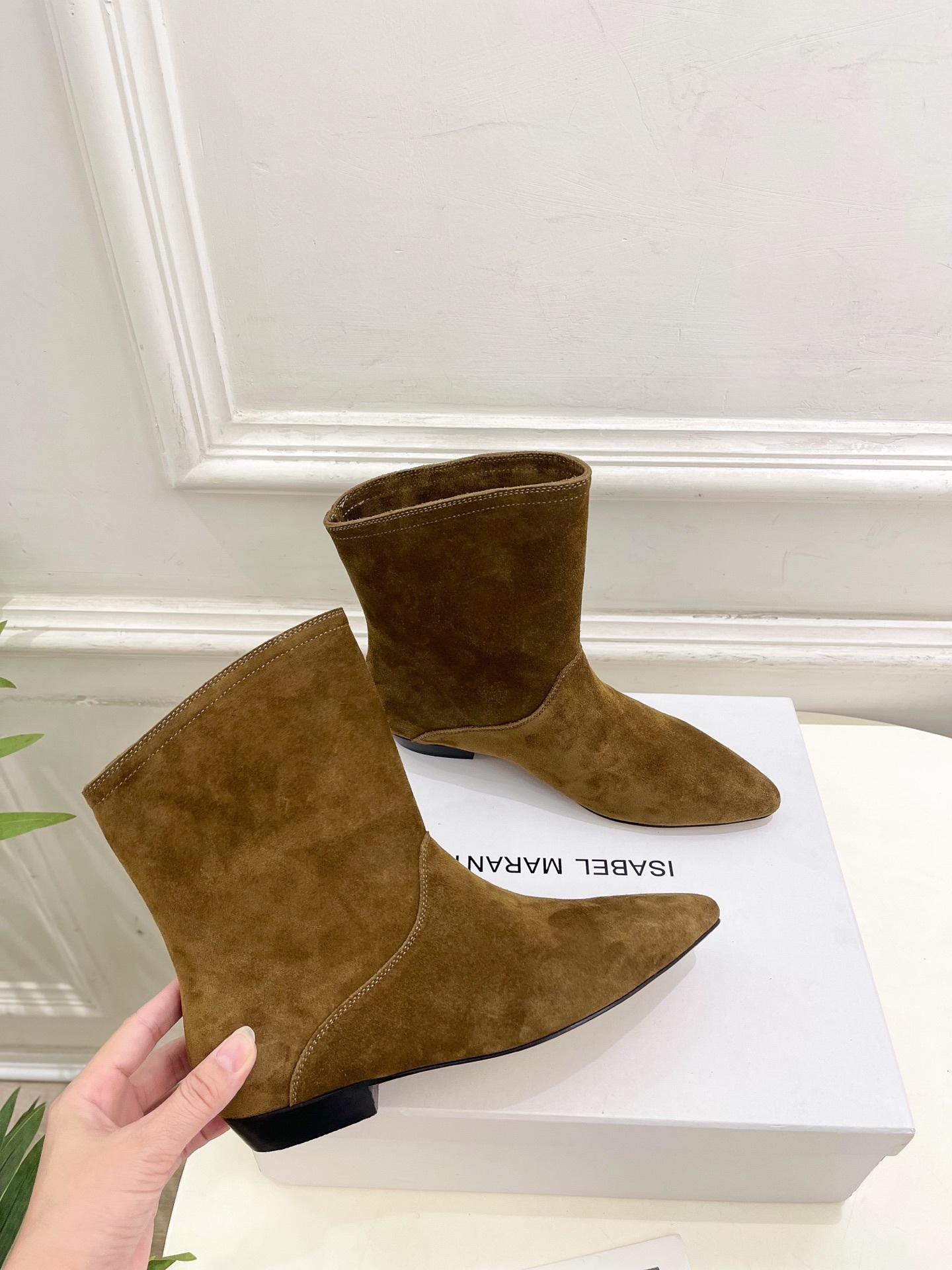 ISABEL MARANT | 伊莎贝尔 25𝐬𝐬2025秋冬新品 经典极简风复古尖头短靴! —————