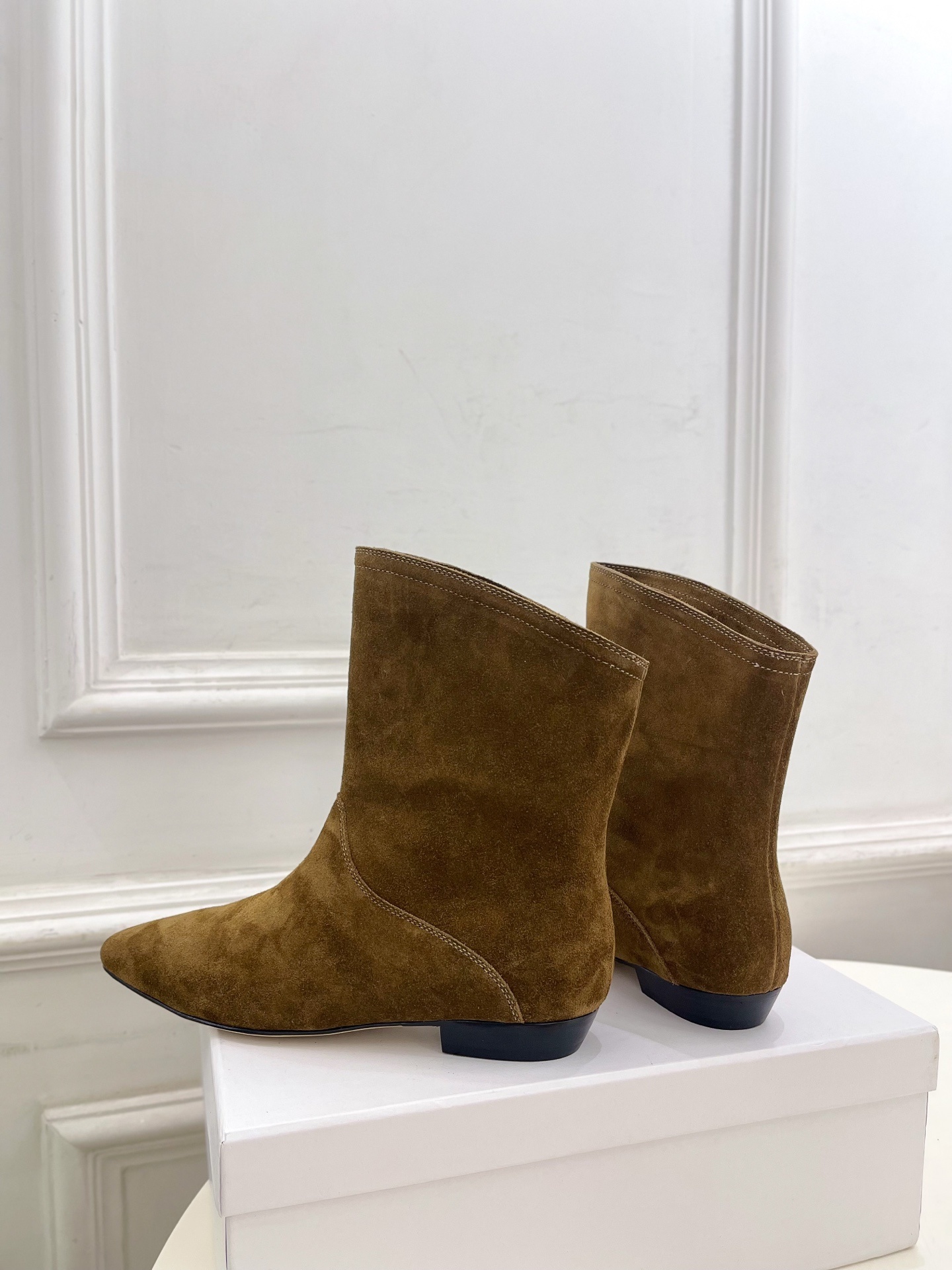 ISABEL MARANT | 伊莎贝尔 25𝐬𝐬2025秋冬新品 经典极简风复古尖头短靴! —————