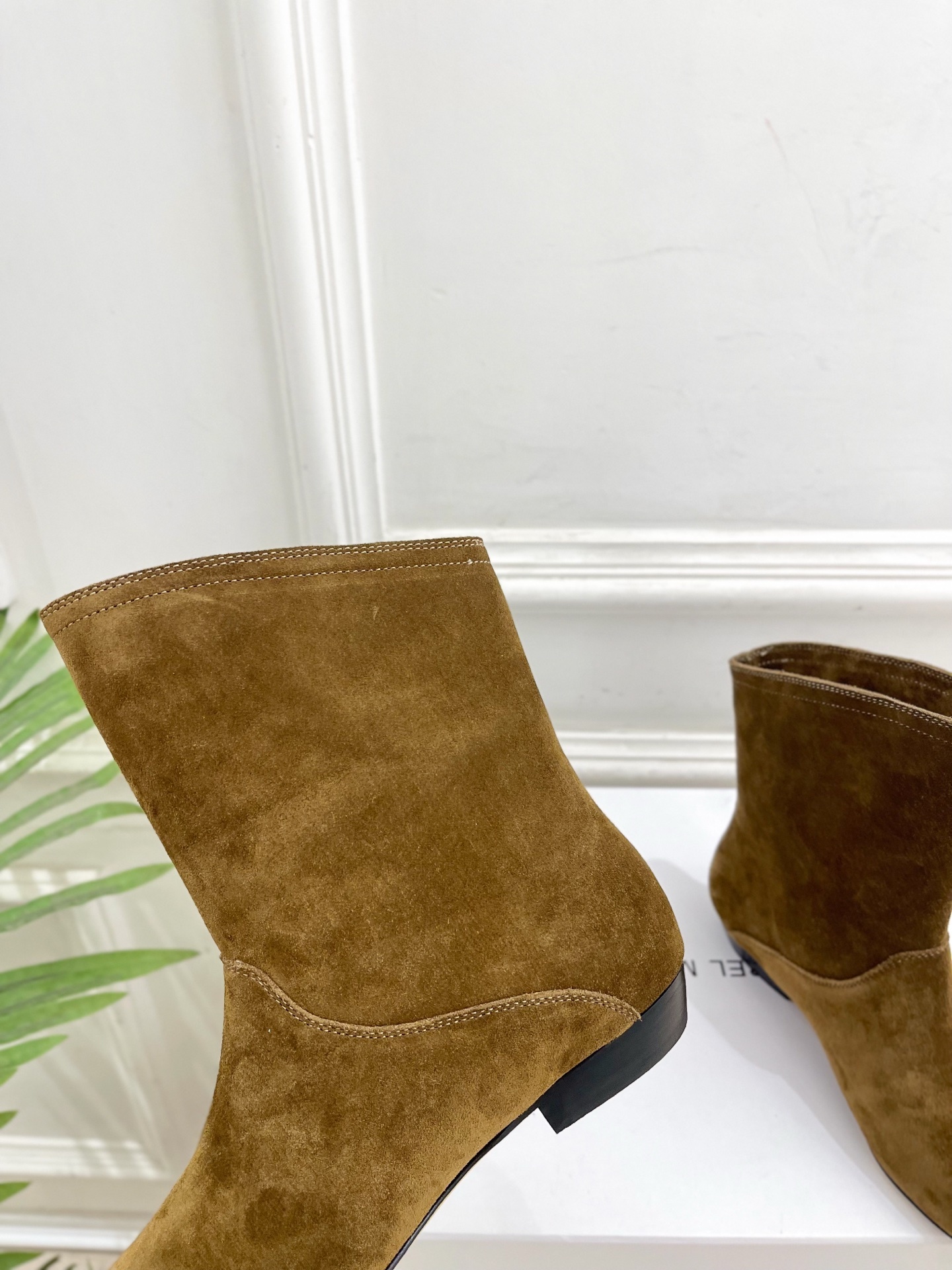ISABEL MARANT | 伊莎贝尔 25𝐬𝐬2025秋冬新品 经典极简风复古尖头短靴! —————