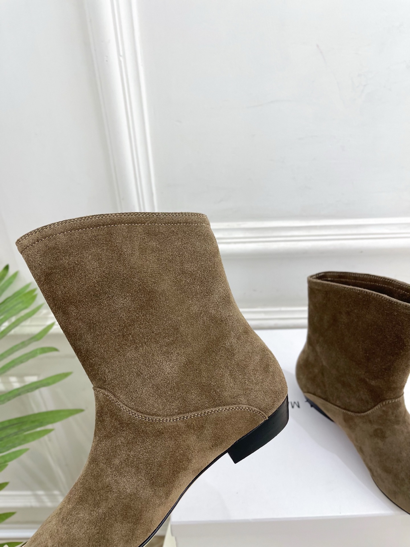 ISABEL MARANT | 伊莎贝尔 25𝐬𝐬2025秋冬新品 经典极简风复古尖头短靴! —————