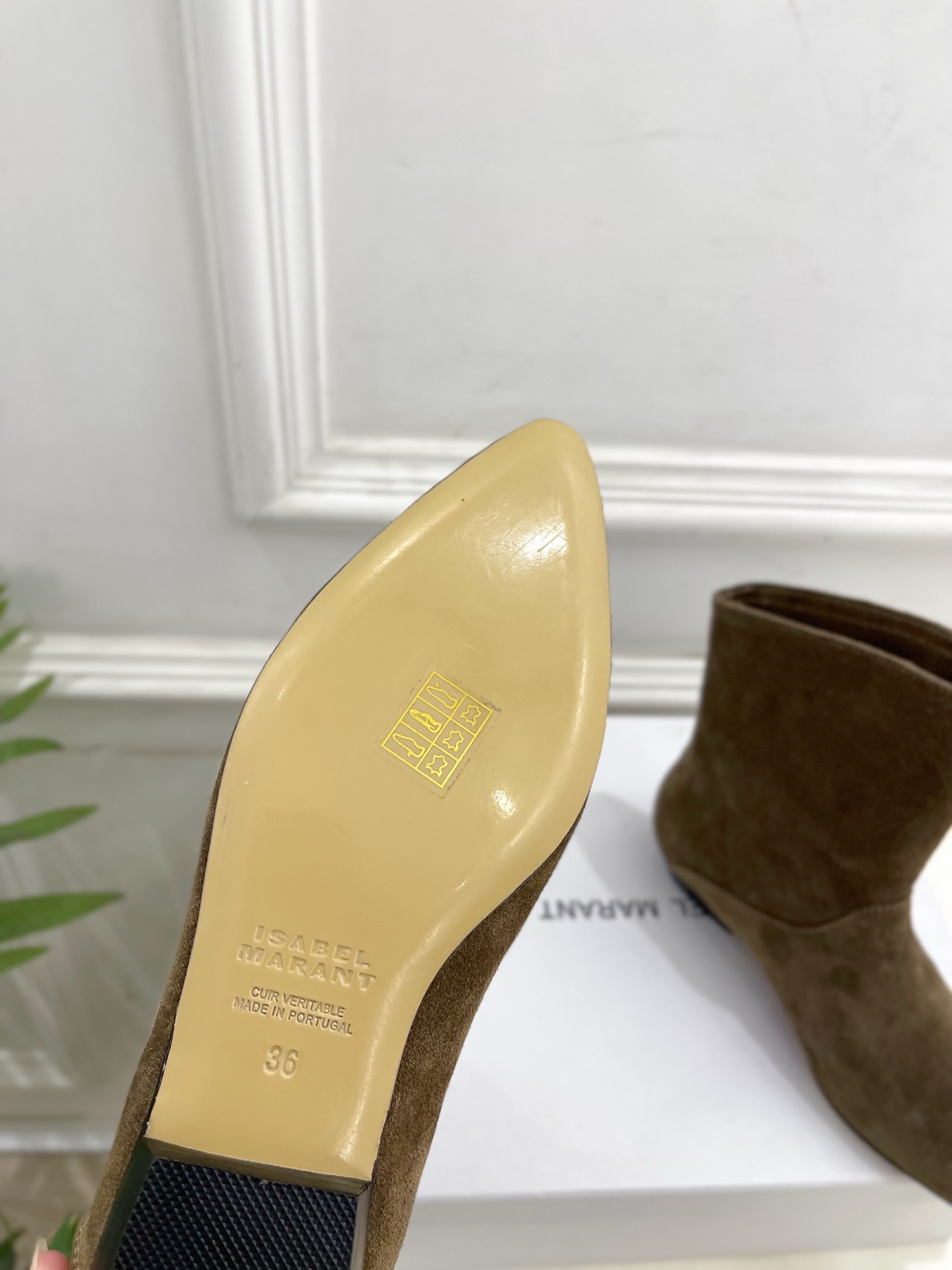 ISABEL MARANT | 伊莎贝尔 25𝐬𝐬2025秋冬新品 经典极简风复古尖头短靴! —————