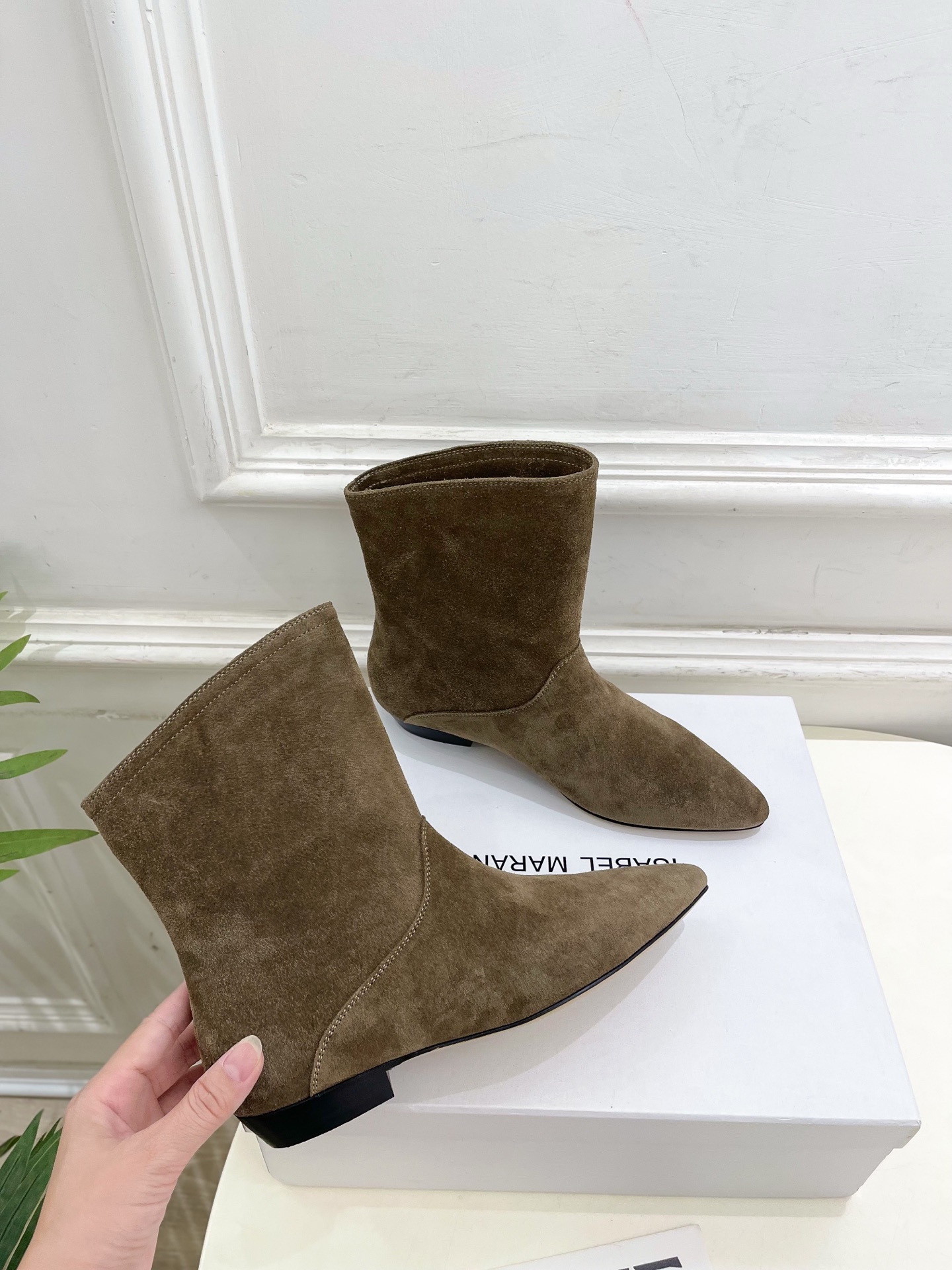 ISABEL MARANT | 伊莎贝尔 25𝐬𝐬2025秋冬新品 经典极简风复古尖头短靴! —————