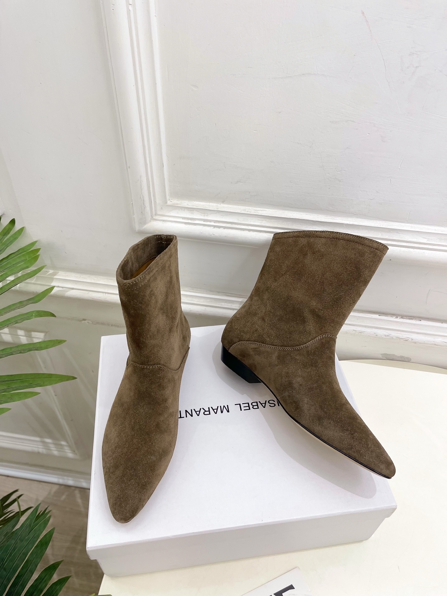 ISABEL MARANT | 伊莎贝尔 25𝐬𝐬2025秋冬新品 经典极简风复古尖头短靴! —————