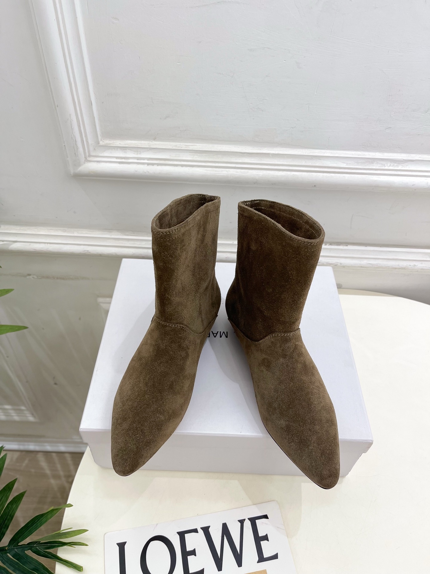 ISABEL MARANT | 伊莎贝尔 25𝐬𝐬2025秋冬新品 经典极简风复古尖头短靴! —————