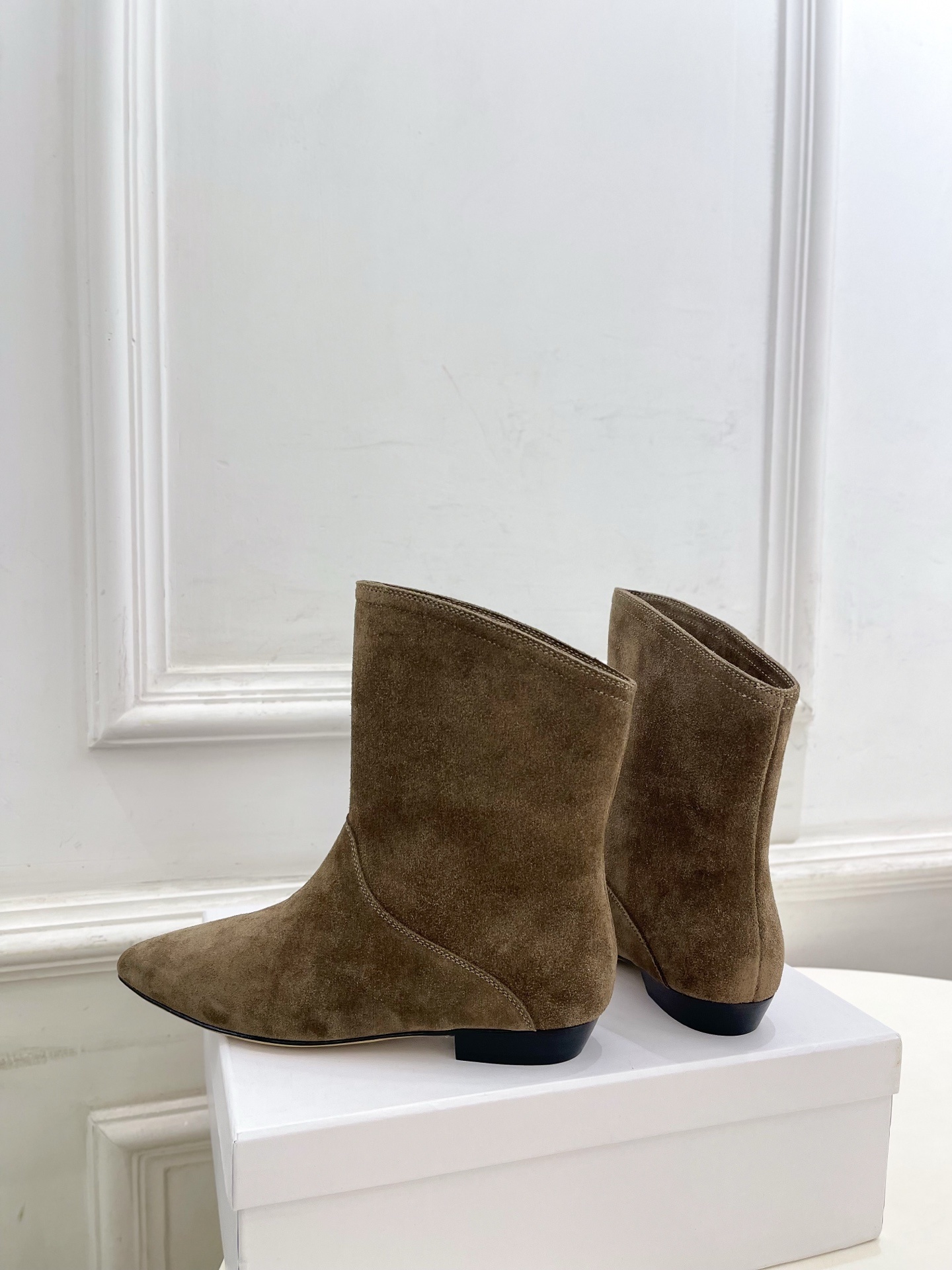 ISABEL MARANT | 伊莎贝尔 25𝐬𝐬2025秋冬新品 经典极简风复古尖头短靴! —————