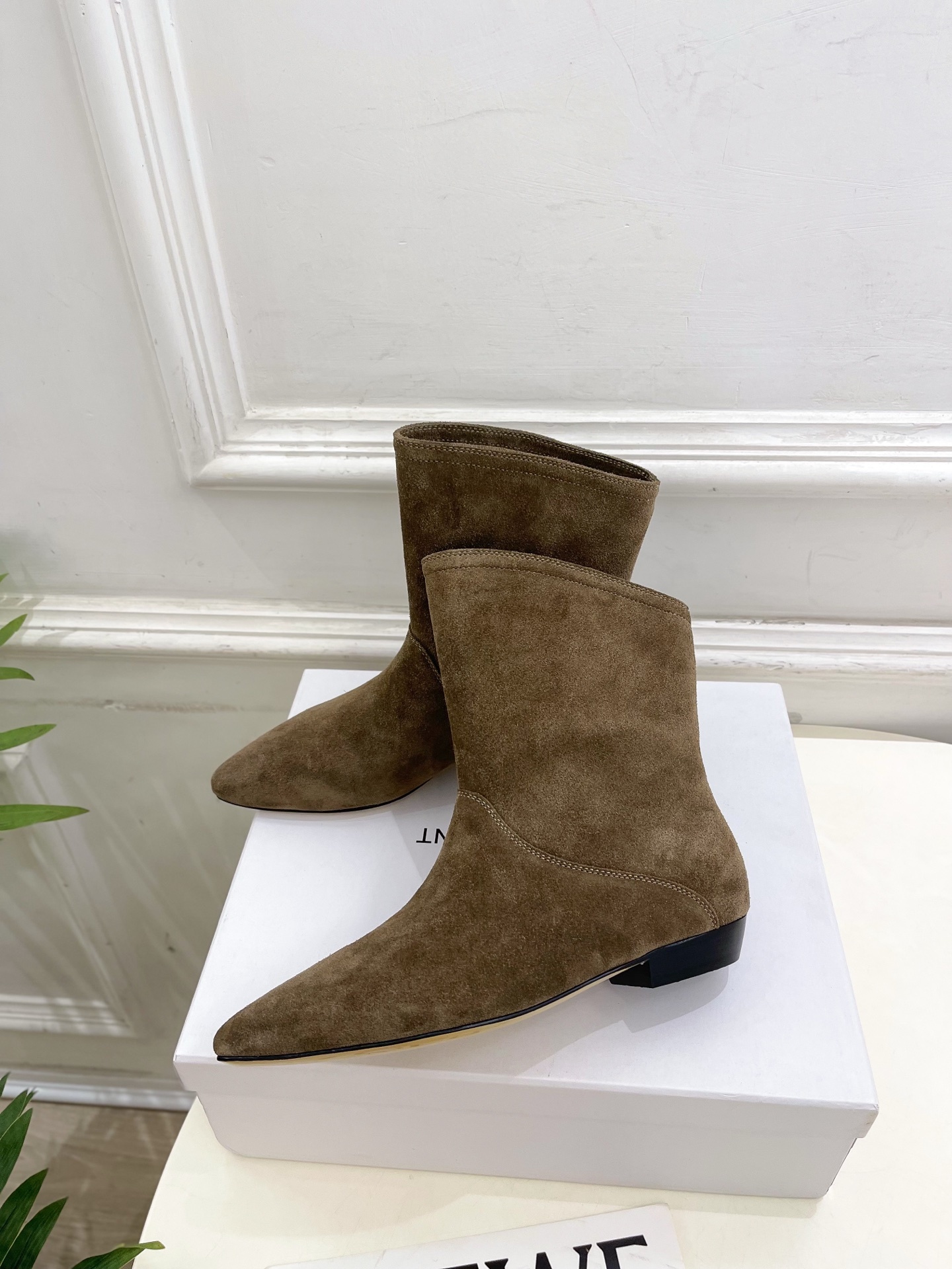 ISABEL MARANT | 伊莎贝尔 25𝐬𝐬2025秋冬新品 经典极简风复古尖头短靴! —————