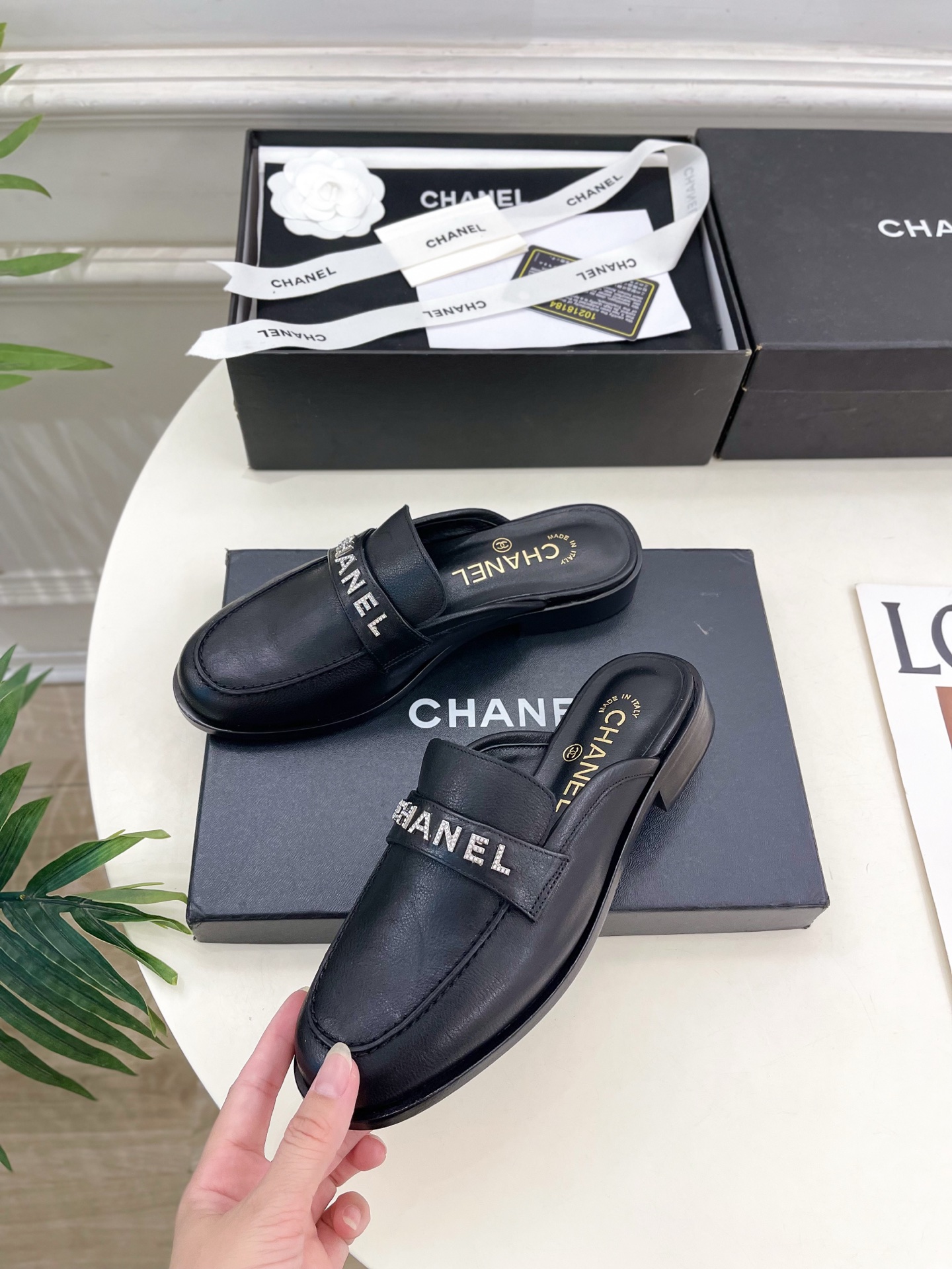 𝐂𝐇𝐀𝐍𝐄𝐋 | 小香 25𝐬𝐬 🦋2025 春夏新品 专柜经典走秀款 小香复古字母钻扣乐福半拖鞋 系列