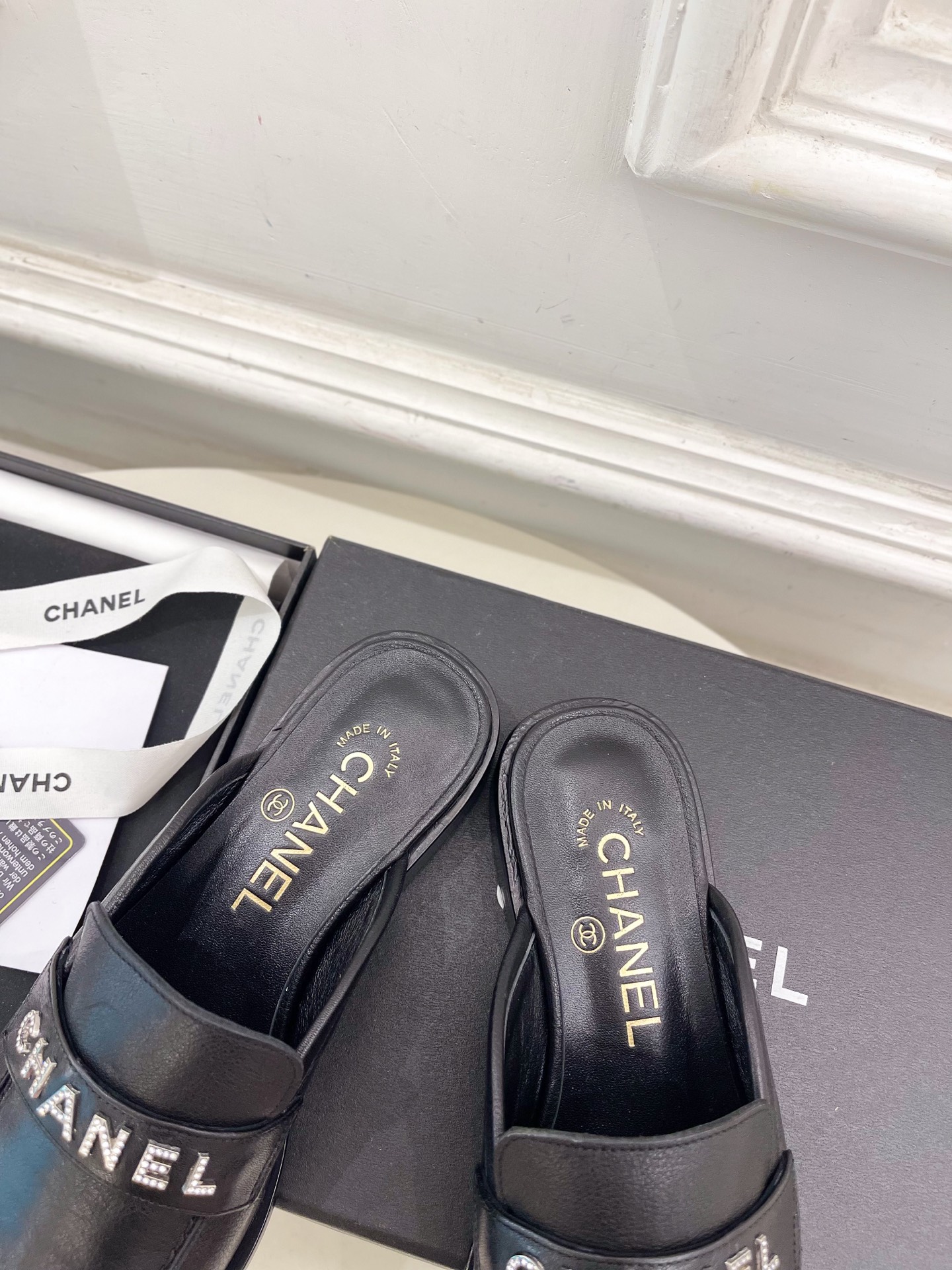 𝐂𝐇𝐀𝐍𝐄𝐋 | 小香 25𝐬𝐬 🦋2025 春夏新品 专柜经典走秀款 小香复古字母钻扣乐福半拖鞋 系列