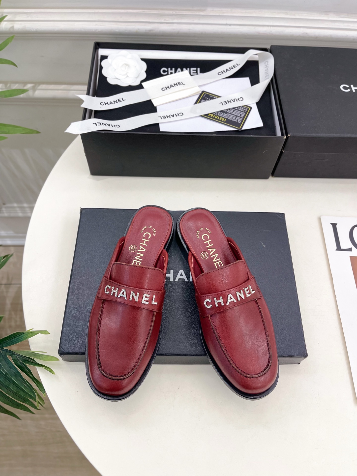 𝐂𝐇𝐀𝐍𝐄𝐋 | 小香 25𝐬𝐬 🦋2025 春夏新品 专柜经典走秀款 小香复古字母钻扣乐福半拖鞋 系列
