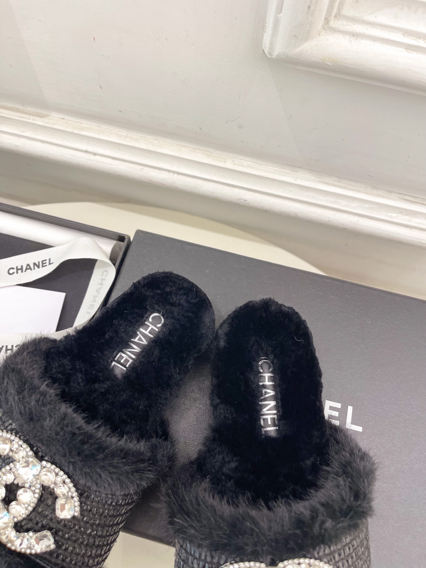 𝐂𝐇𝐀𝐍𝐄𝐋 | 小香 25𝐬𝐬 🦋2025 秋冬新品 专柜经典款 小香双C水钻扣编织麻绳底毛拖鞋系列上