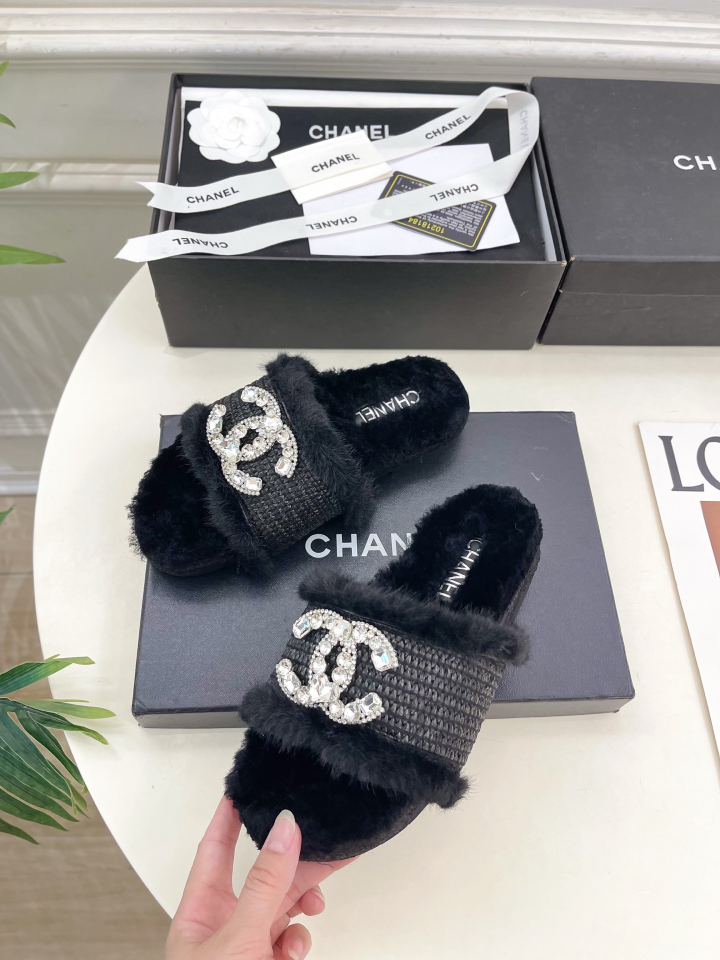 𝐂𝐇𝐀𝐍𝐄𝐋 | 小香 25𝐬𝐬 🦋2025 秋冬新品 专柜经典款 小香双C水钻扣编织麻绳底毛拖鞋系列上