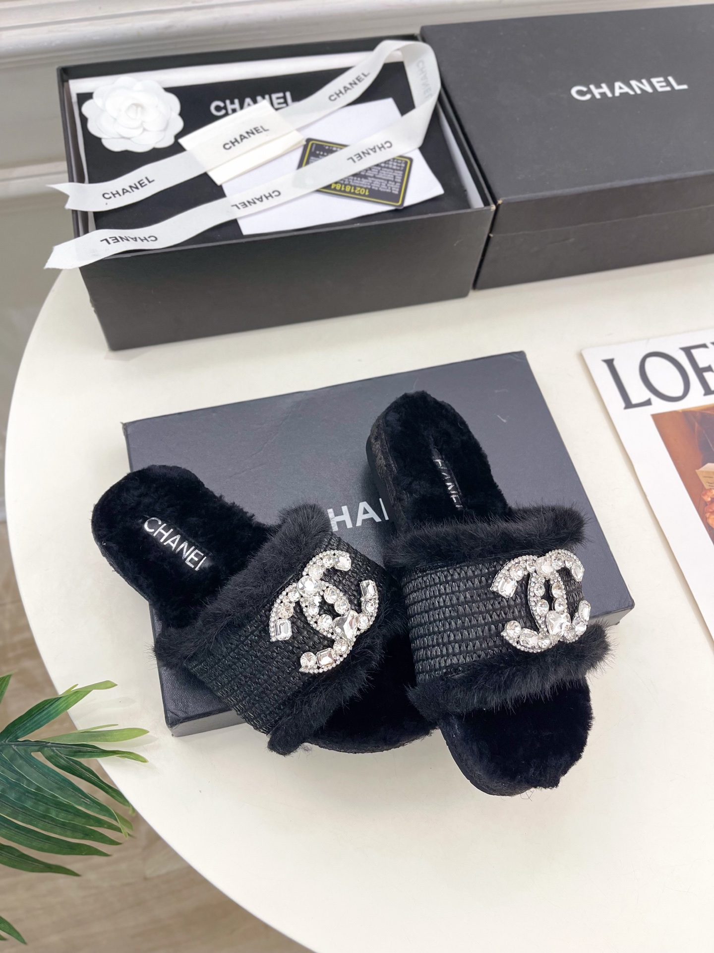 𝐂𝐇𝐀𝐍𝐄𝐋 | 小香 25𝐬𝐬 🦋2025 秋冬新品 专柜经典款 小香双C水钻扣编织麻绳底毛拖鞋系列上