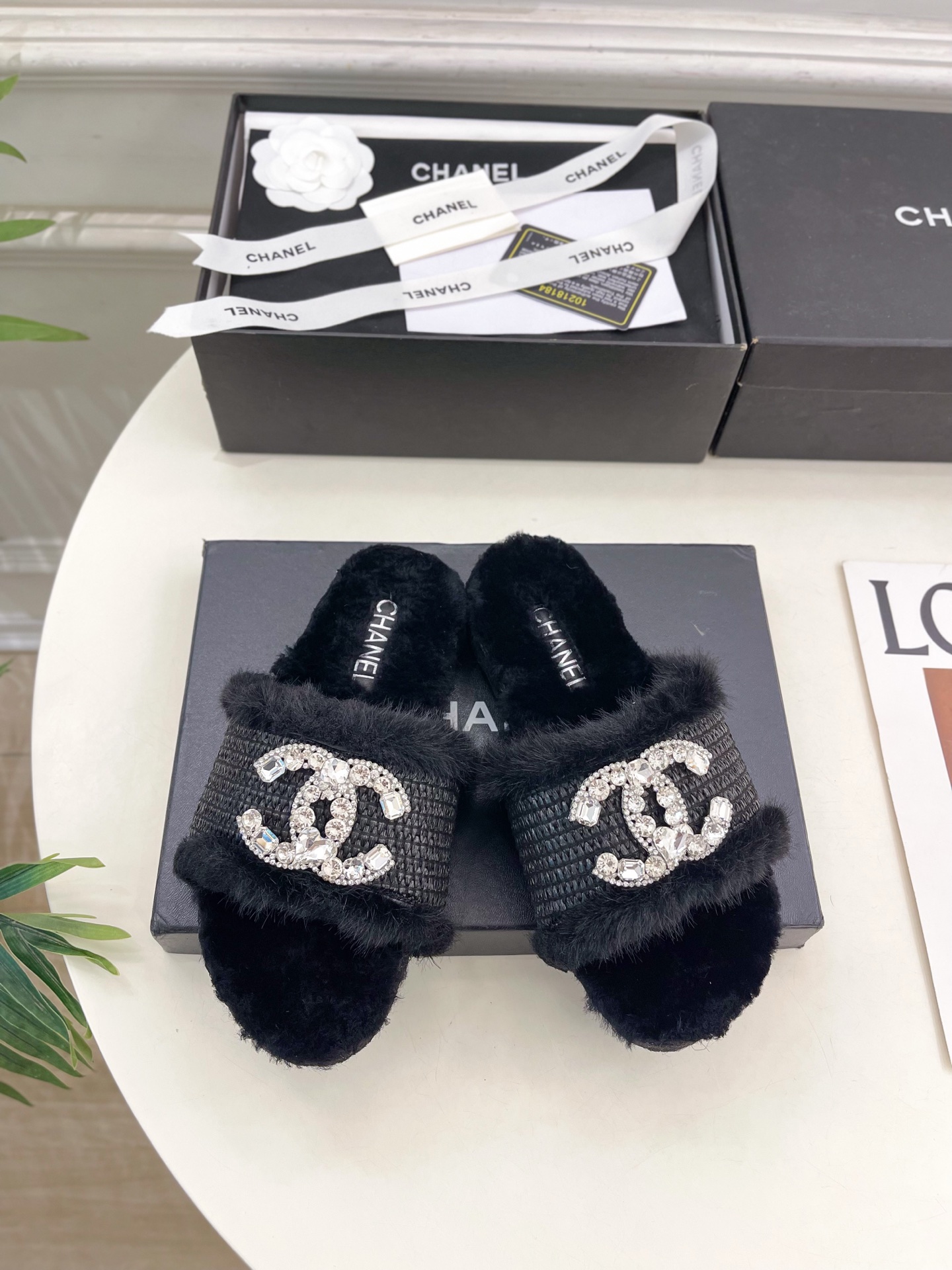𝐂𝐇𝐀𝐍𝐄𝐋 | 小香 25𝐬𝐬 🦋2025 秋冬新品 专柜经典款 小香双C水钻扣编织麻绳底毛拖鞋系列上