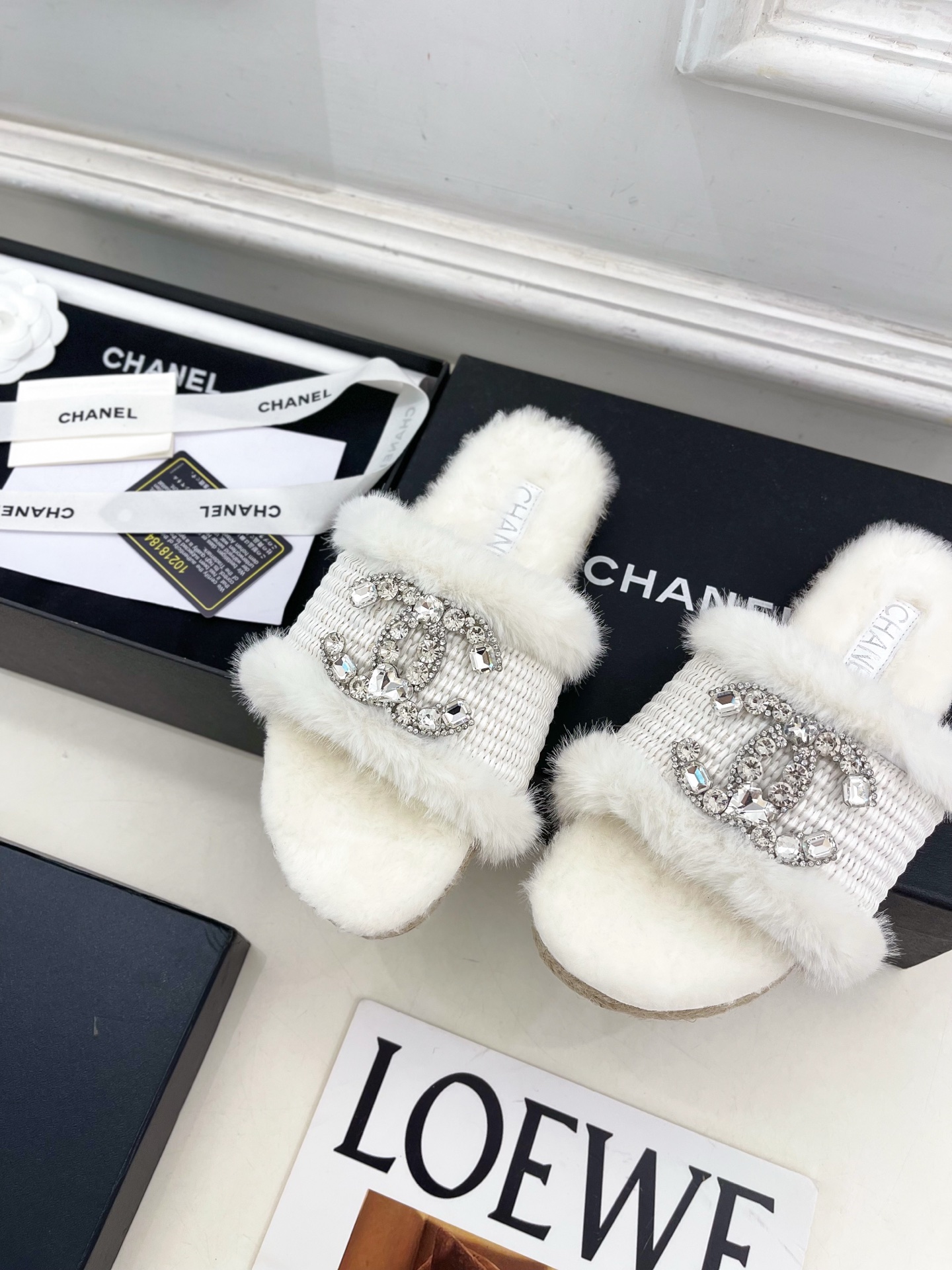 𝐂𝐇𝐀𝐍𝐄𝐋 | 小香 25𝐬𝐬 🦋2025 秋冬新品 专柜经典款 小香双C水钻扣编织麻绳底毛拖鞋系列上