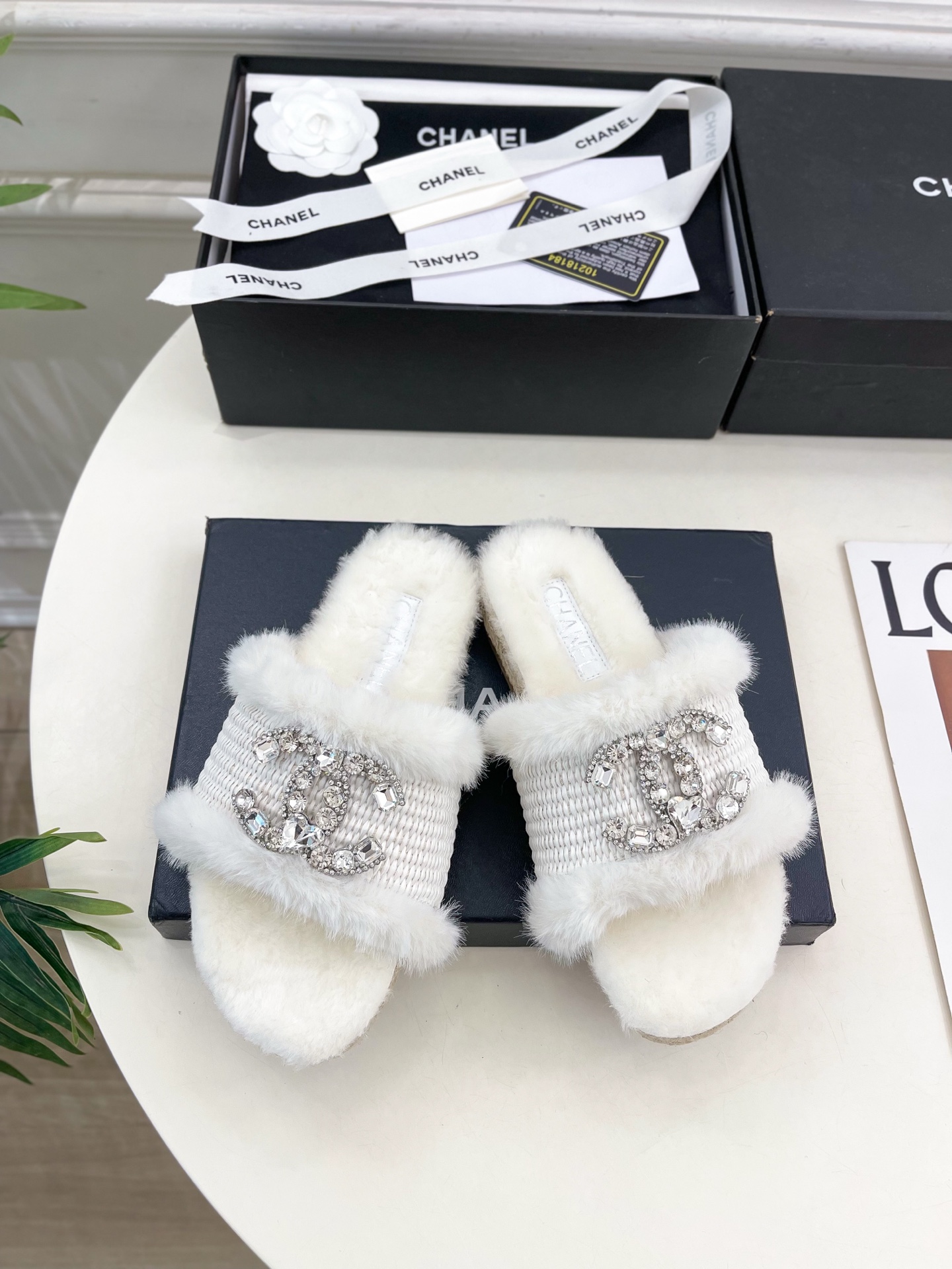 𝐂𝐇𝐀𝐍𝐄𝐋 | 小香 25𝐬𝐬 🦋2025 秋冬新品 专柜经典款 小香双C水钻扣编织麻绳底毛拖鞋系列上