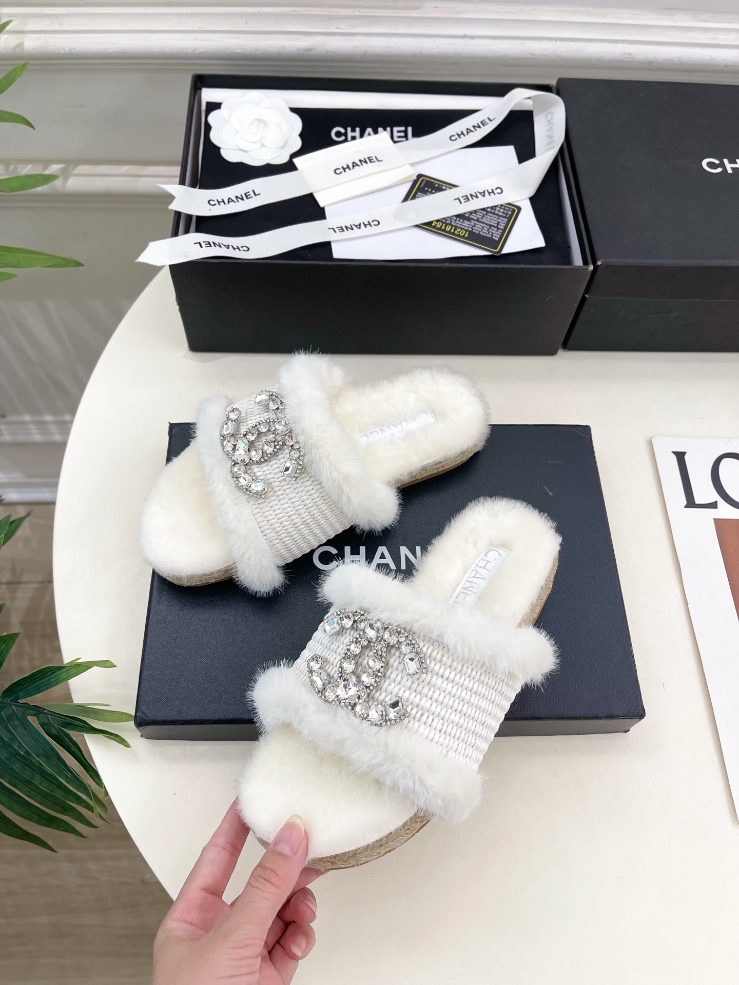 𝐂𝐇𝐀𝐍𝐄𝐋 | 小香 25𝐬𝐬 🦋2025 秋冬新品 专柜经典款 小香双C水钻扣编织麻绳底毛拖鞋系列上