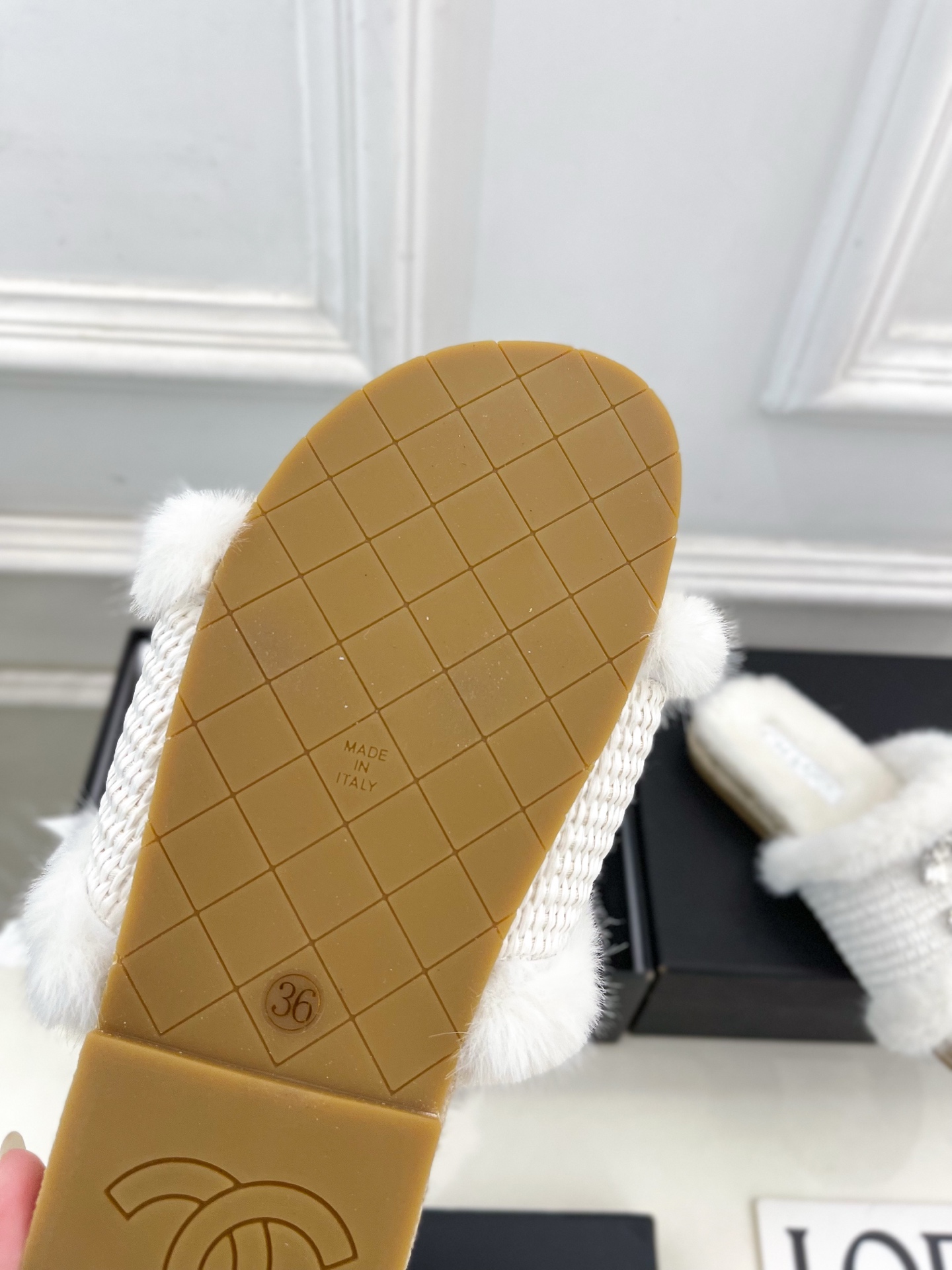 𝐂𝐇𝐀𝐍𝐄𝐋 | 小香 25𝐬𝐬 🦋2025 秋冬新品 专柜经典款 小香双C水钻扣编织麻绳底毛拖鞋系列上