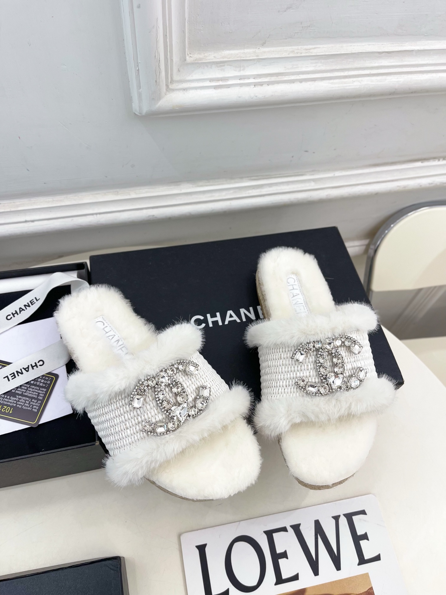 𝐂𝐇𝐀𝐍𝐄𝐋 | 小香 25𝐬𝐬 🦋2025 秋冬新品 专柜经典款 小香双C水钻扣编织麻绳底毛拖鞋系列上
