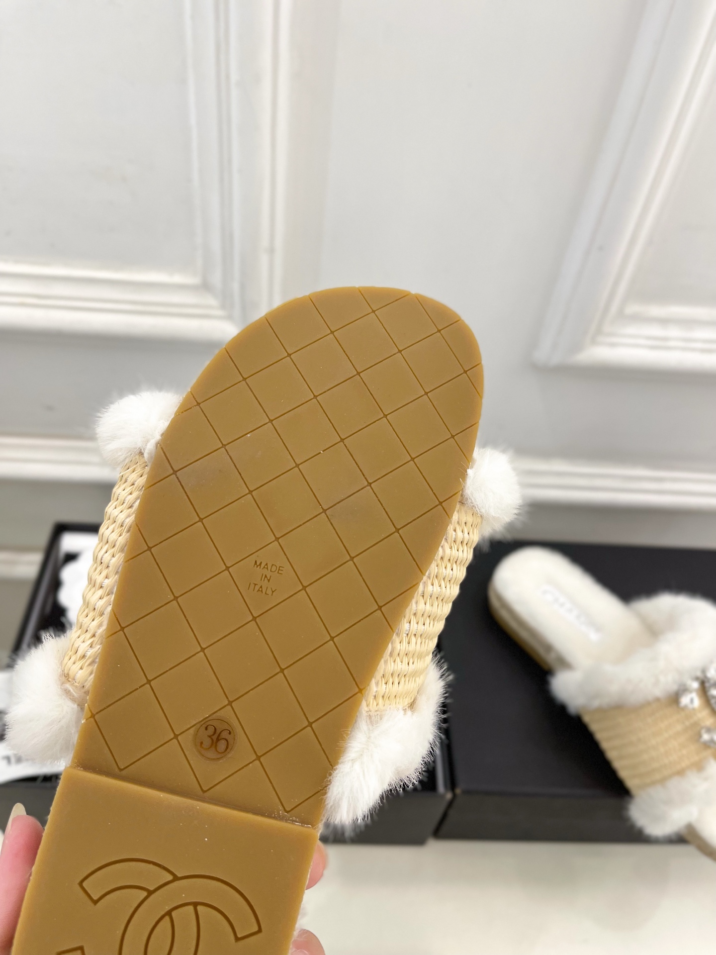 𝐂𝐇𝐀𝐍𝐄𝐋 | 小香 25𝐬𝐬 🦋2025 秋冬新品 专柜经典款 小香双C水钻扣编织麻绳底毛拖鞋系列上