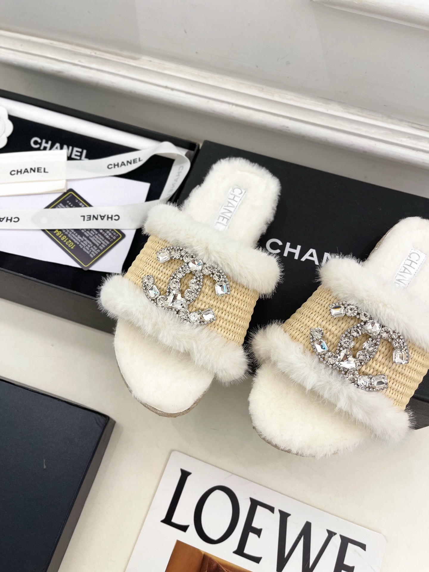 𝐂𝐇𝐀𝐍𝐄𝐋 | 小香 25𝐬𝐬 🦋2025 秋冬新品 专柜经典款 小香双C水钻扣编织麻绳底毛拖鞋系列上