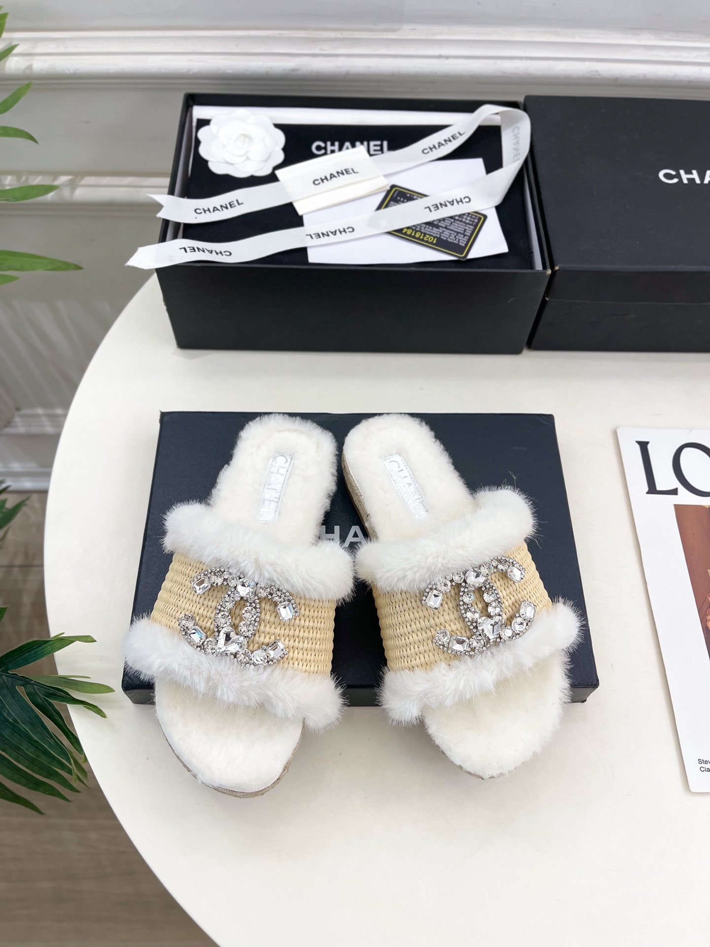 𝐂𝐇𝐀𝐍𝐄𝐋 | 小香 25𝐬𝐬 🦋2025 秋冬新品 专柜经典款 小香双C水钻扣编织麻绳底毛拖鞋系列上