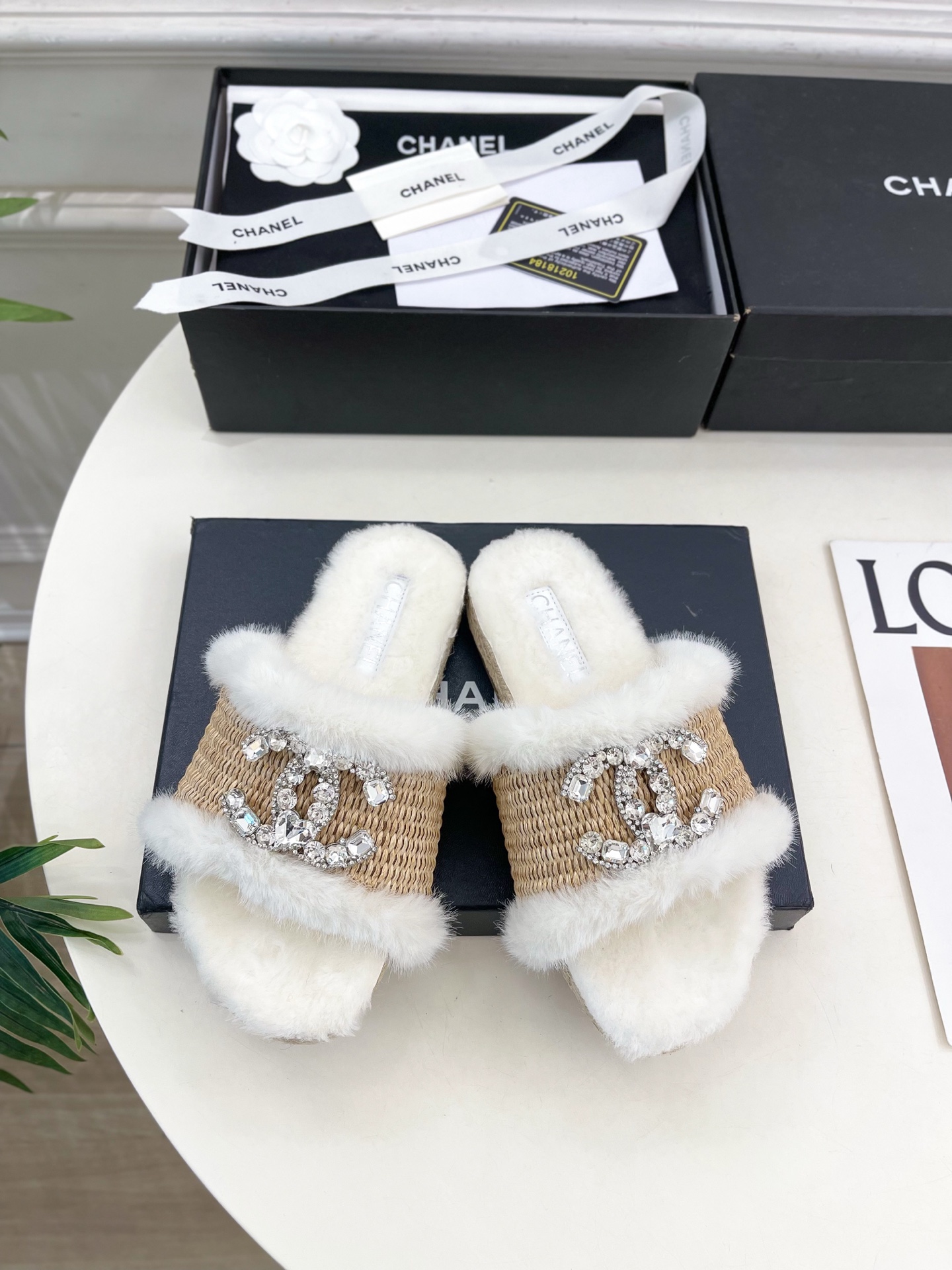 𝐂𝐇𝐀𝐍𝐄𝐋 | 小香 25𝐬𝐬 🦋2025 秋冬新品 专柜经典款 小香双C水钻扣编织麻绳底毛拖鞋系列上