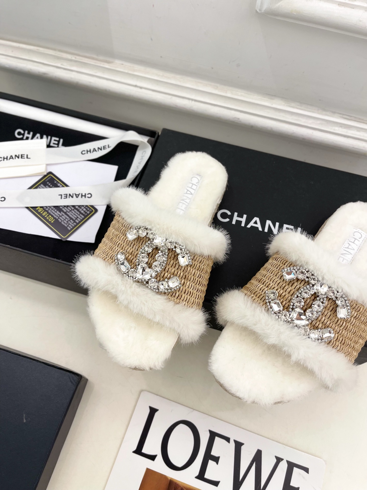 𝐂𝐇𝐀𝐍𝐄𝐋 | 小香 25𝐬𝐬 🦋2025 秋冬新品 专柜经典款 小香双C水钻扣编织麻绳底毛拖鞋系列上