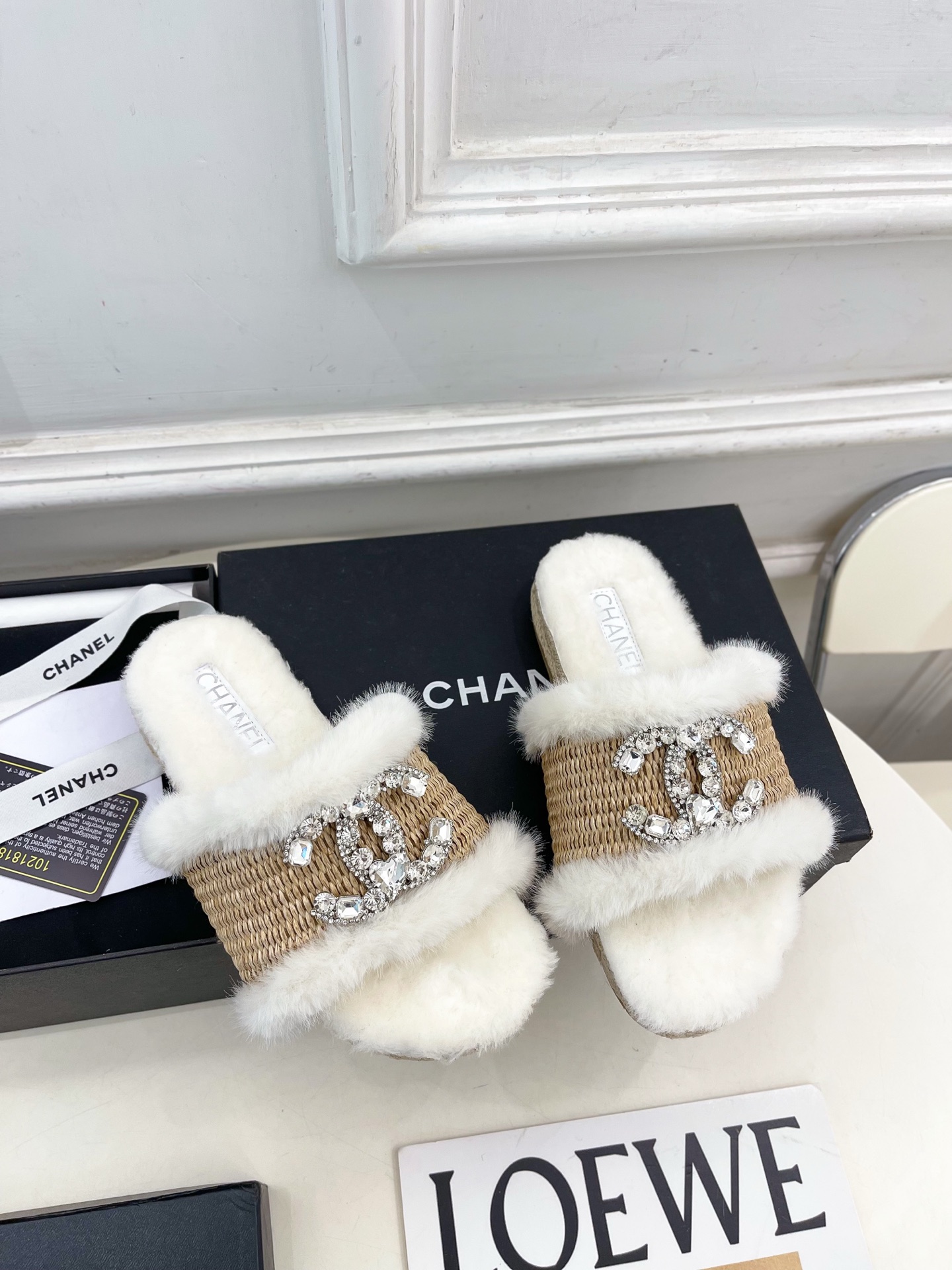 𝐂𝐇𝐀𝐍𝐄𝐋 | 小香 25𝐬𝐬 🦋2025 秋冬新品 专柜经典款 小香双C水钻扣编织麻绳底毛拖鞋系列上