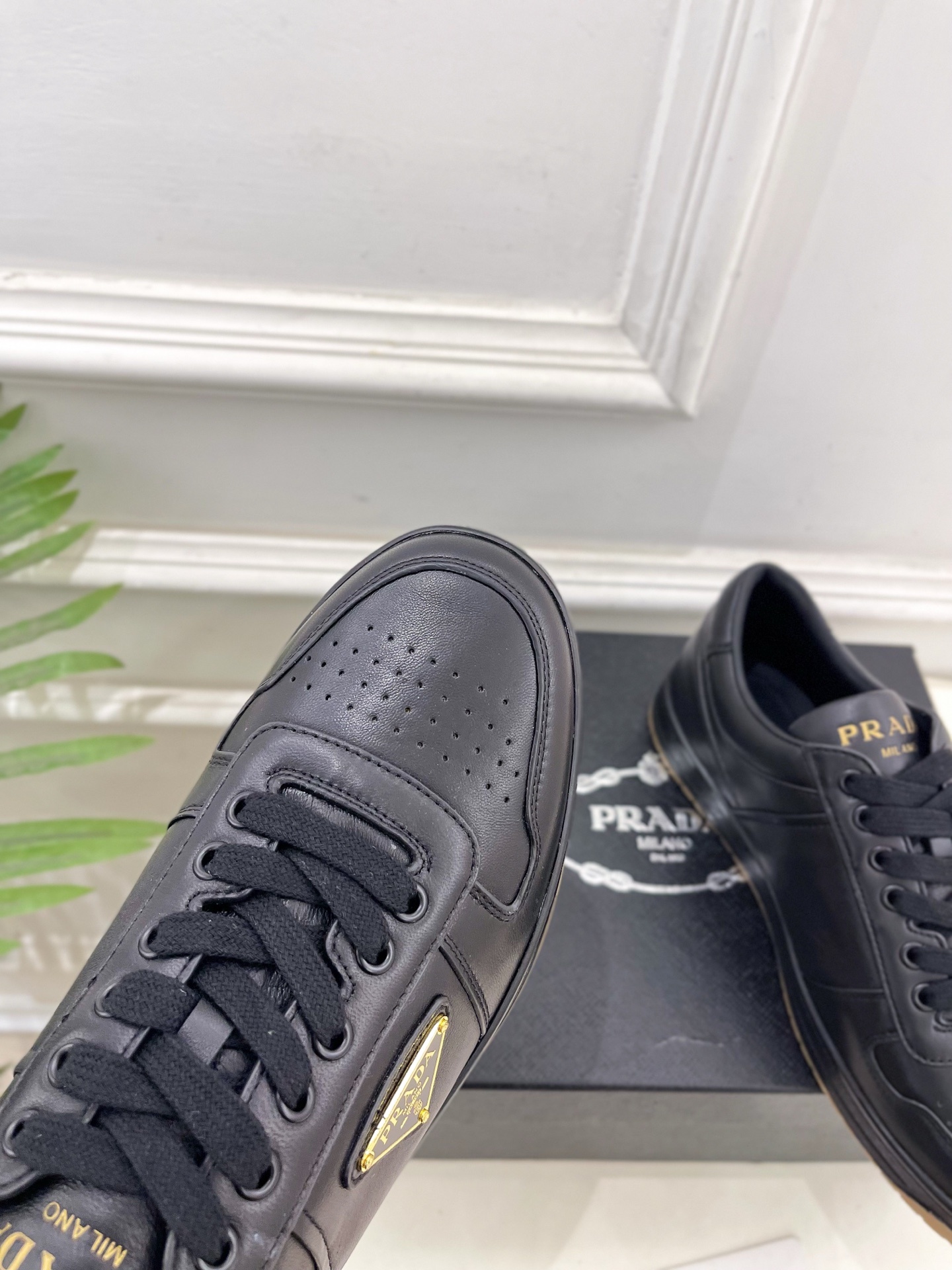PRADA 普拉达 25𝐬𝐬 🌈专柜走秀款 秋冬新品 金属三角标情侣款系带运动鞋 小白鞋系列〰◽鞋面:原